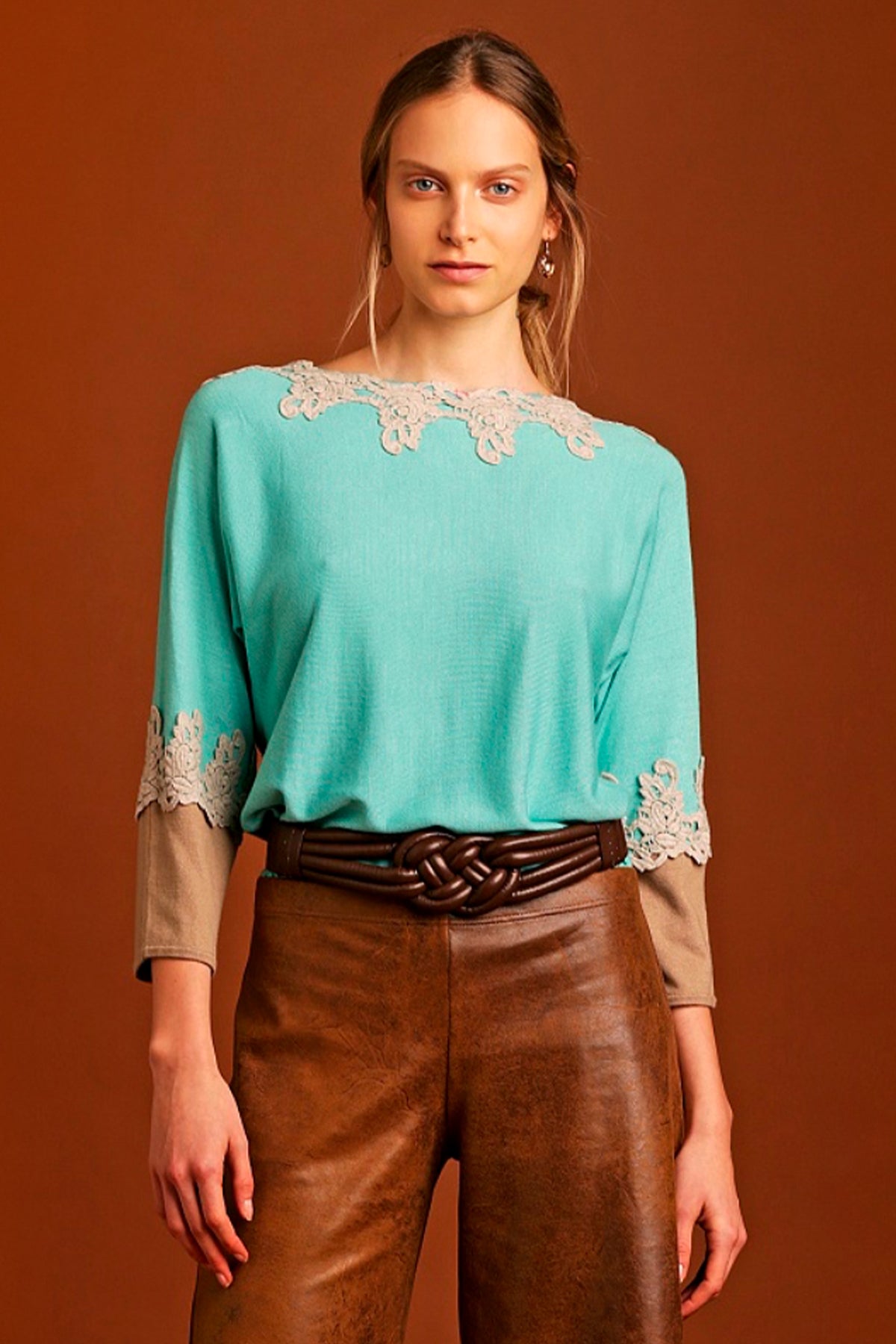 Suéter Raffaela D'Angelo en azul verdoso con diseño de encaje y escote amplio, perfecto para un look sofisticado y elegante
