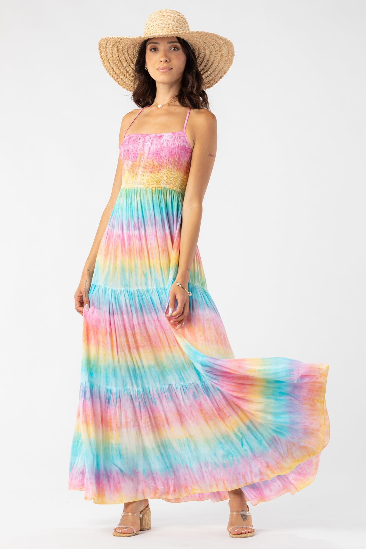 Modelo mostrando el vestido Kailani maxi de Tiare Hawaii de espaldas, con espalda baja y caída elegante en ambiente luminoso