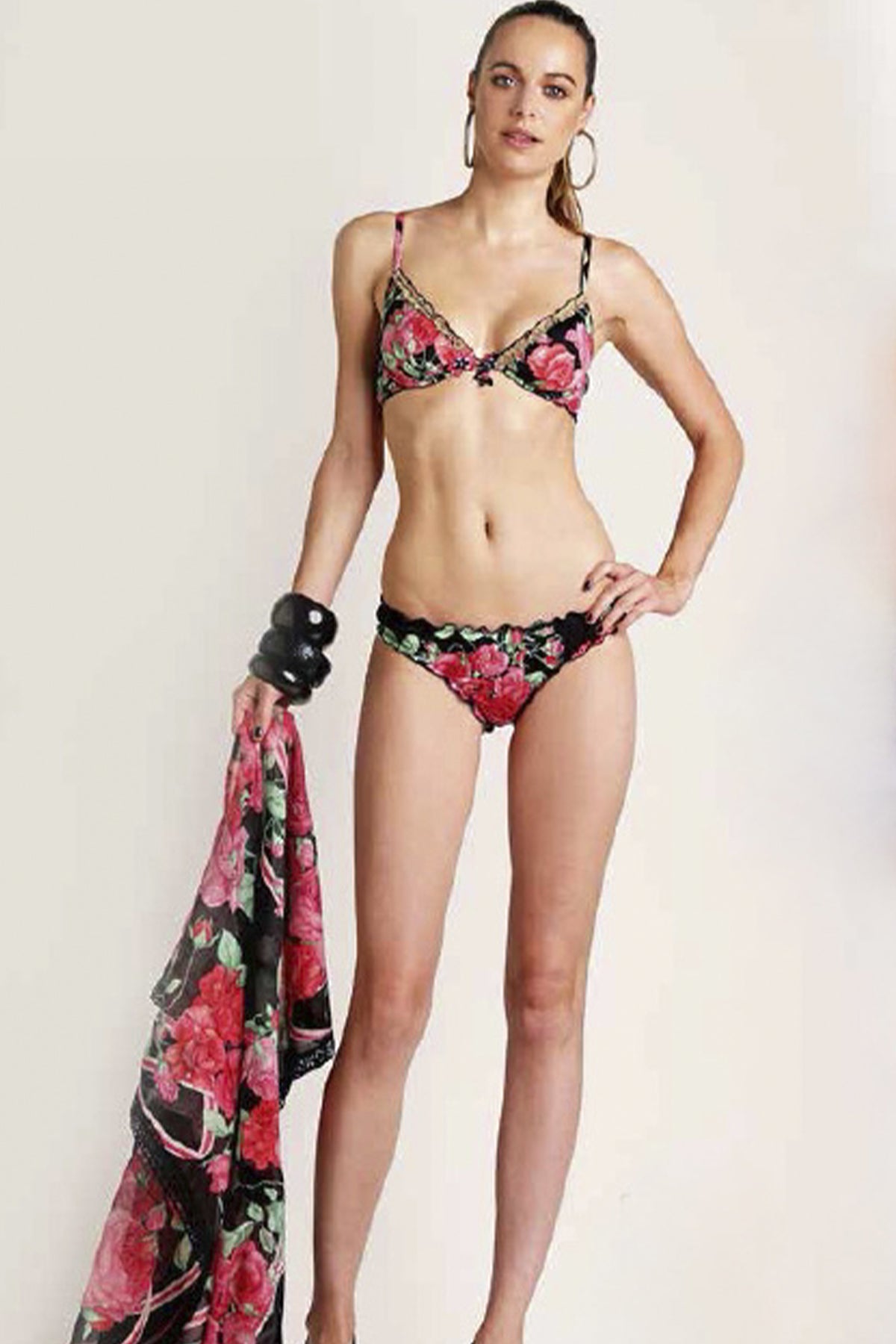 Modelo posando de frente con el bikini floral Raffaela D'Angelo, mostrando el ajuste cómodo y el diseño elegante del top