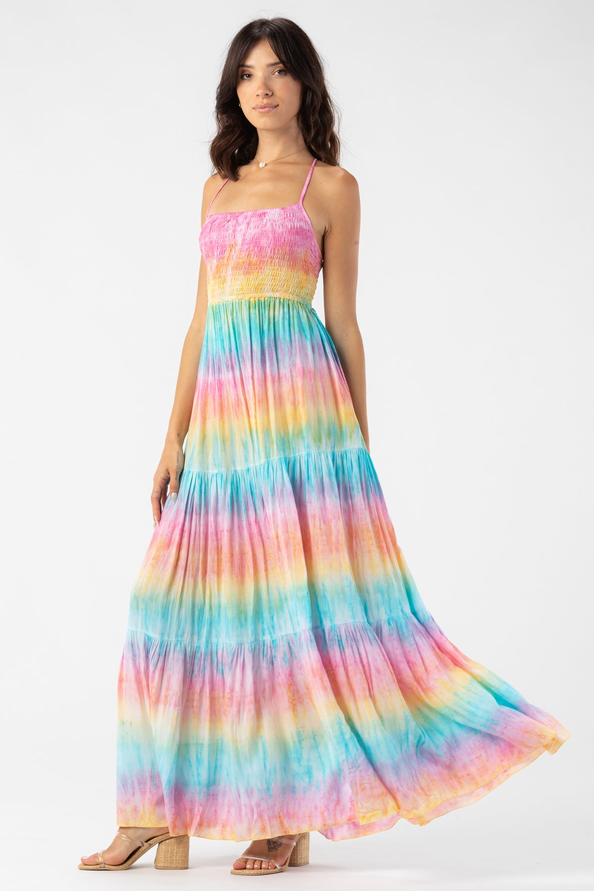 Vista frontal del vestido Kailani maxi Tiare Hawaii, mostrando el diseño fluido y el estampado tropical vibrante