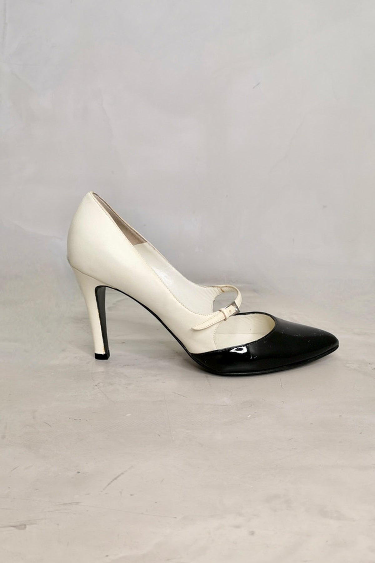 Vista lateral de zapato Sigerson Morrison Black and White en cuero blanco con detalle en negro, elegante y cómodo para uso diario y ocasiones especiales