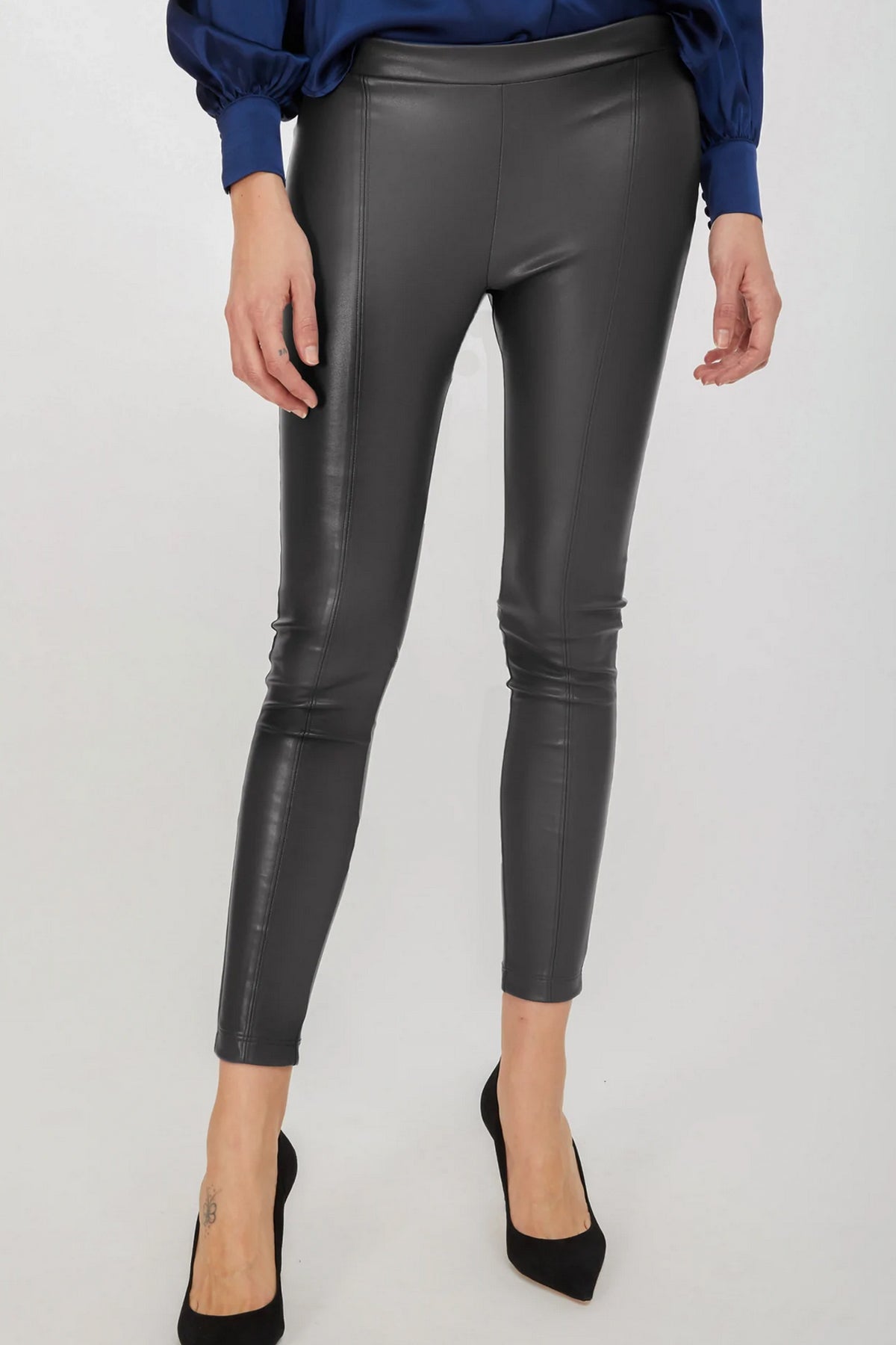 Vista frontal de las leggings Generation Love Marley en negro, corte de tiro alto y costuras definidas que realzan la silueta