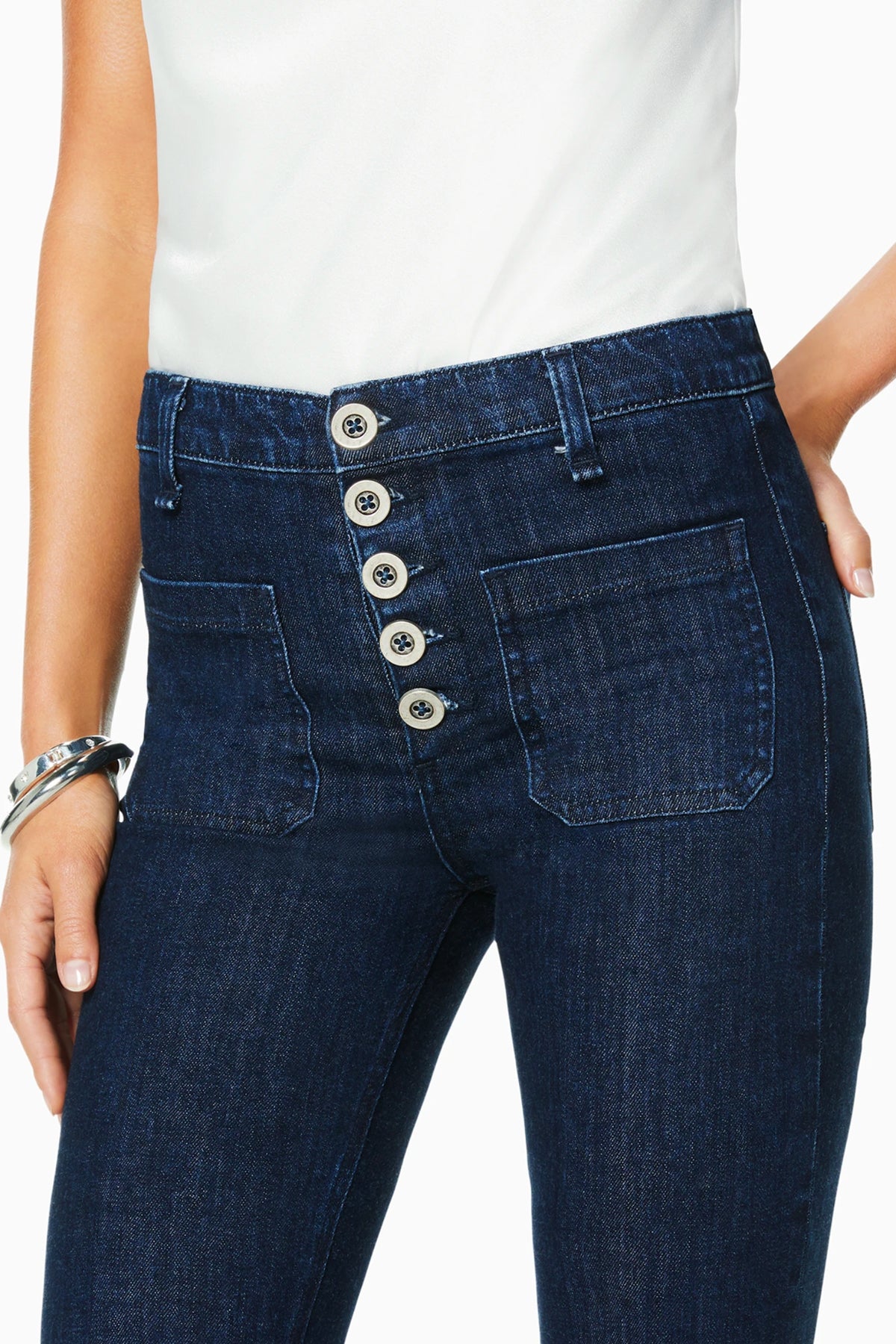 Detalle de los bolsillos y el diseño de los vaqueros flare Cindy de Ramy Brook, combinación perfecta de estilo y comodidad