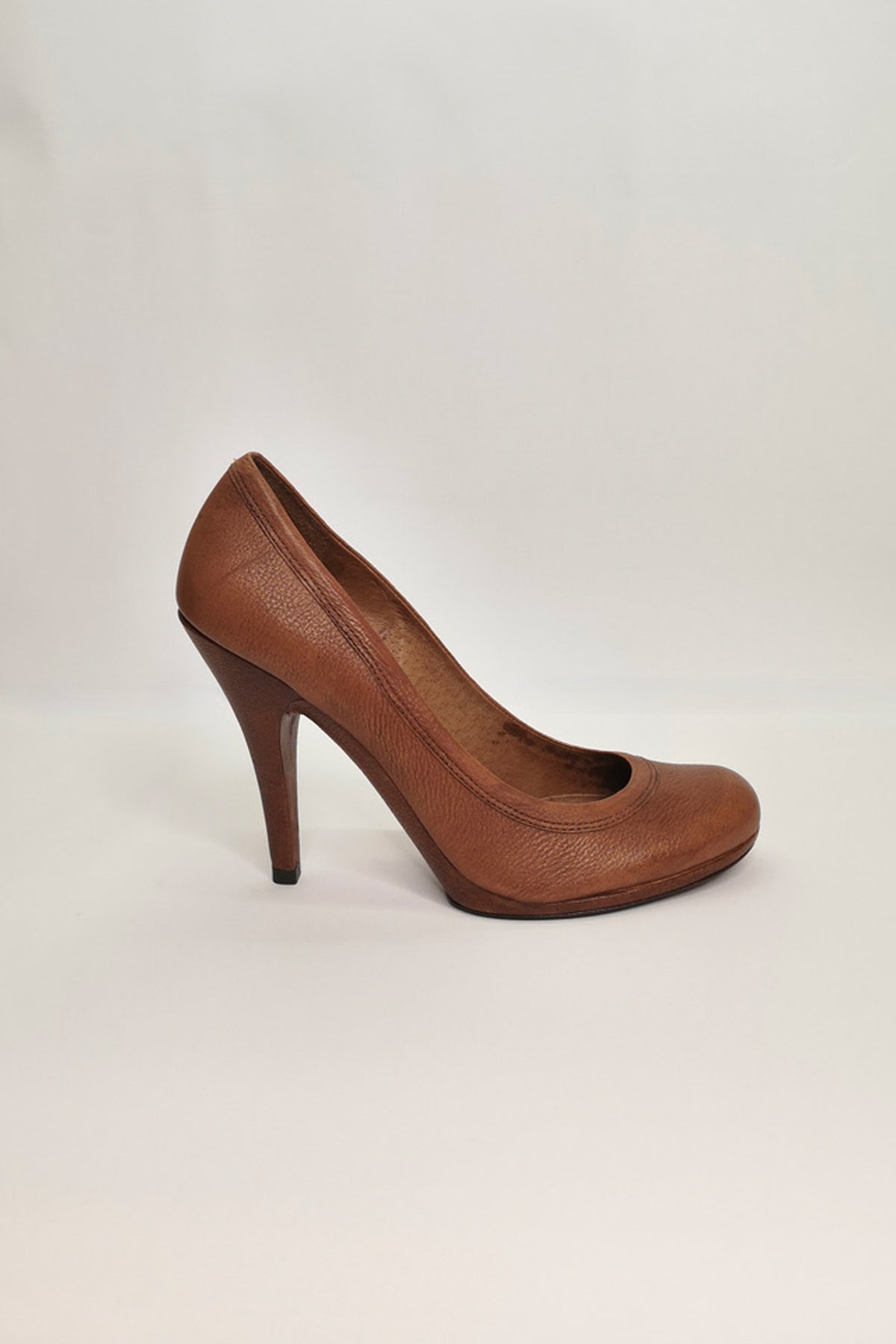 Zapatos Michael Kors Torquay Cameron de tacón alto en piel beige elegante para mujer, ideales para eventos formales y casuales