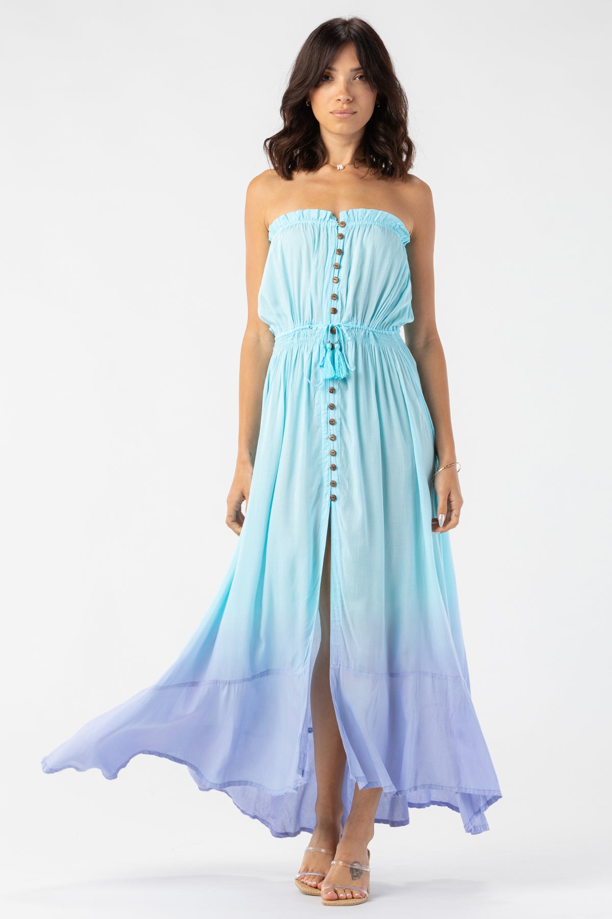 Modelo con vestido largo Ryden de Tiare Hawaii en vista frontal mostrando el diseño fluido y estampado exclusivo