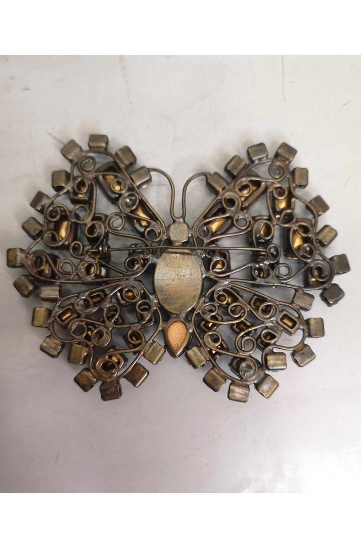 Parte trasera del broche de cristales grande Luisa Beccaria, detalle del mecanismo para sujetar fácilmente a prendas y accesorios