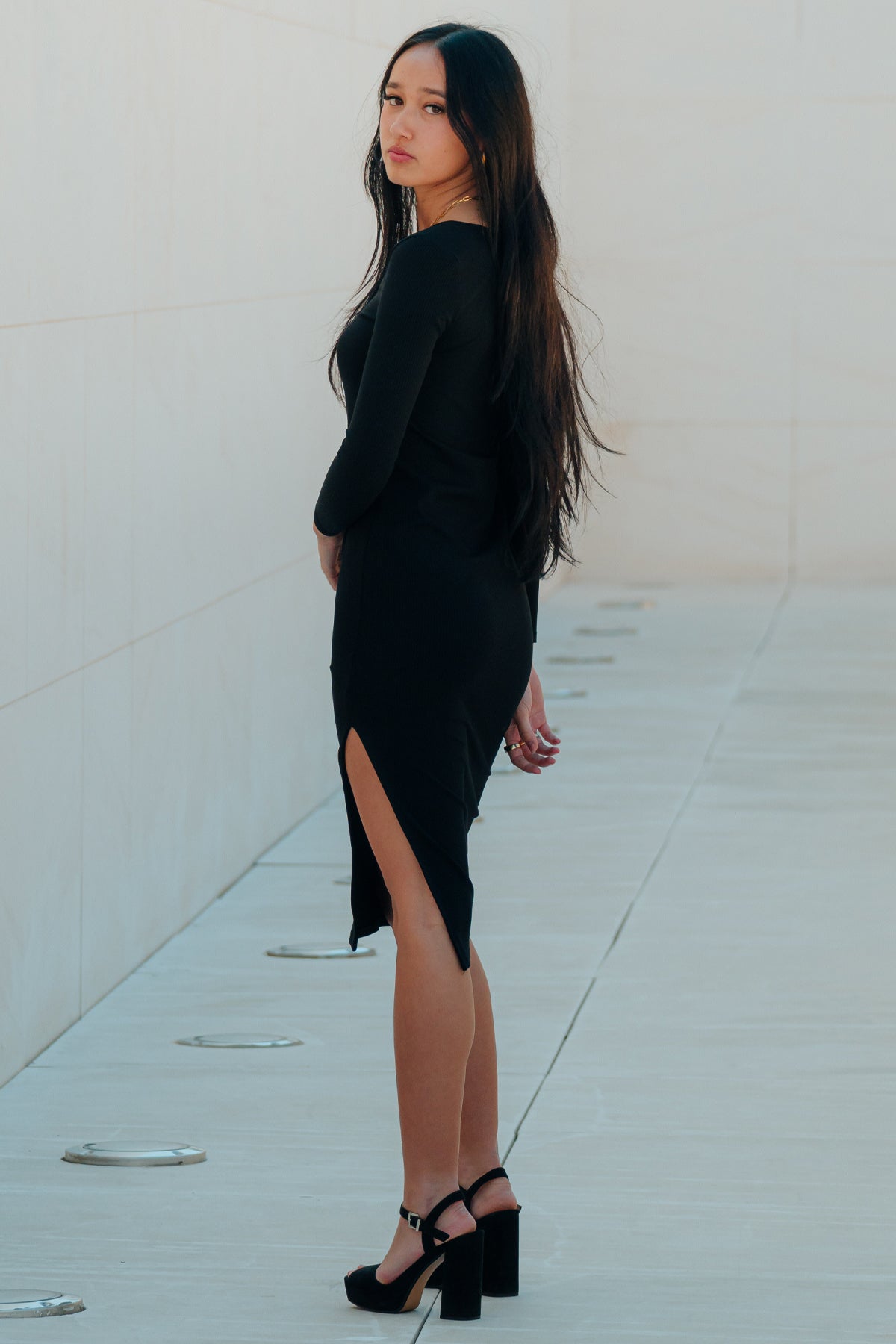 Vestido midi Ribbed de Vila en color Negro con diseño de abertura en la parte lateral