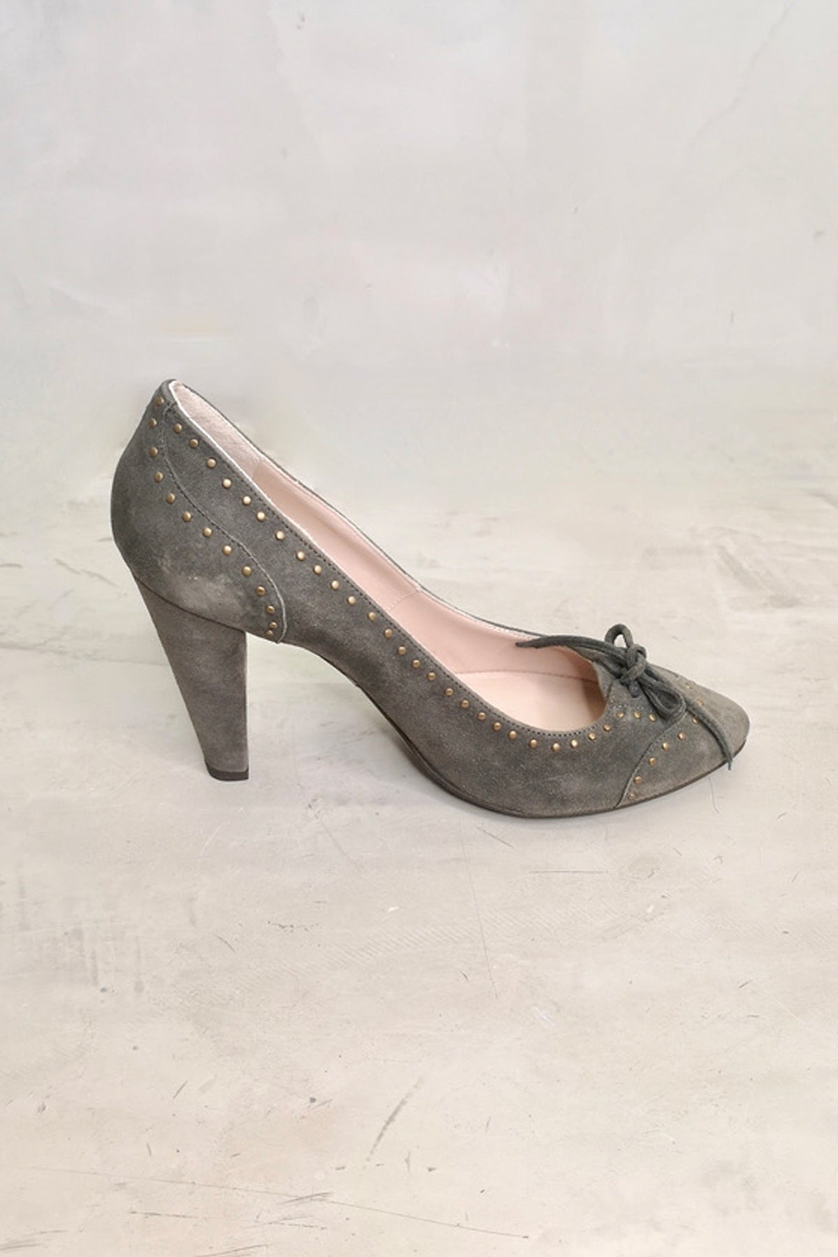 Vista lateral de los zapatos de tacón de ante en color camel, con punta afilada y tacón alto para un estilo sofisticado