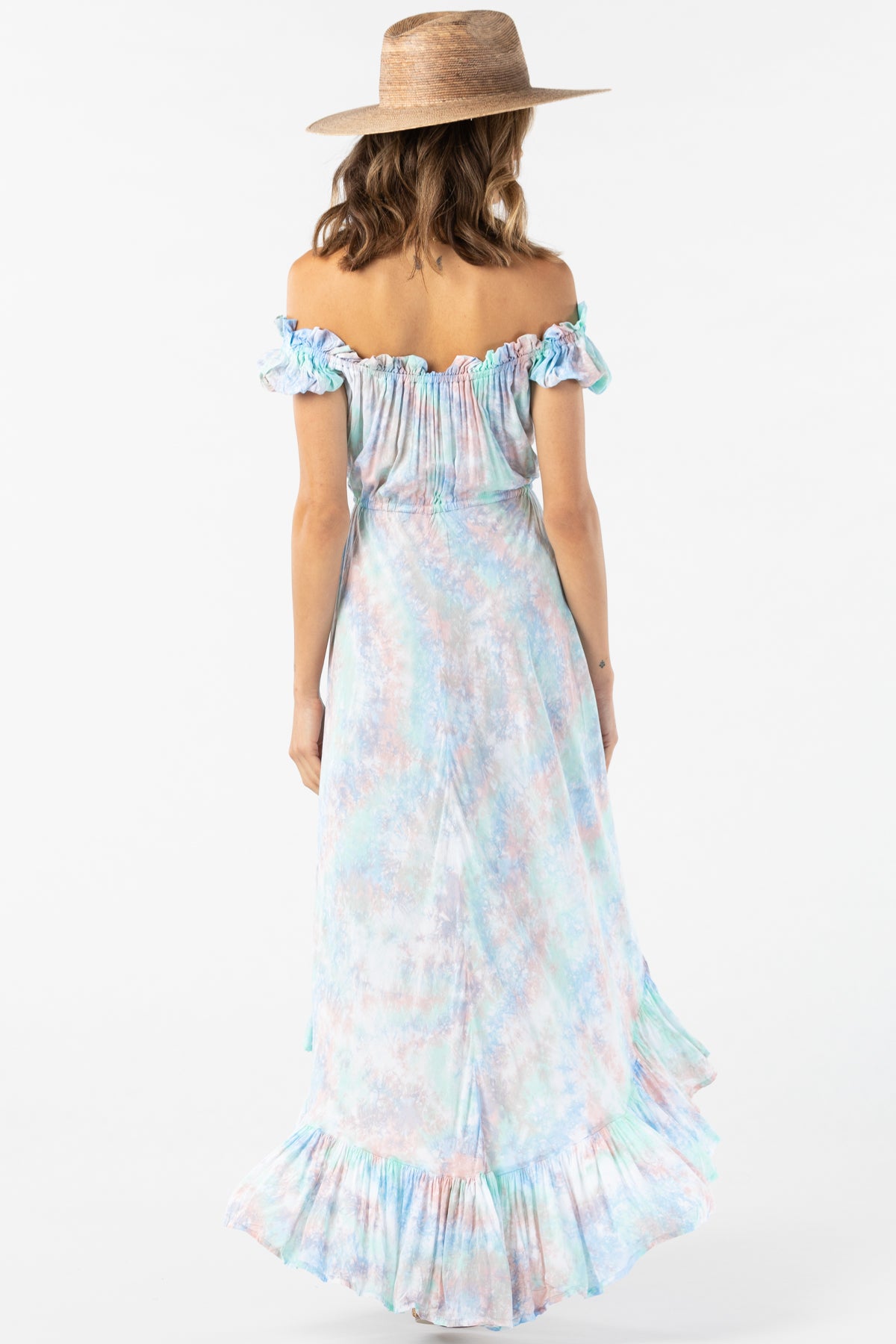 Vista trasera del vestido Riviera maxi mostrando el diseño fluido y elegante con estampado veraniego