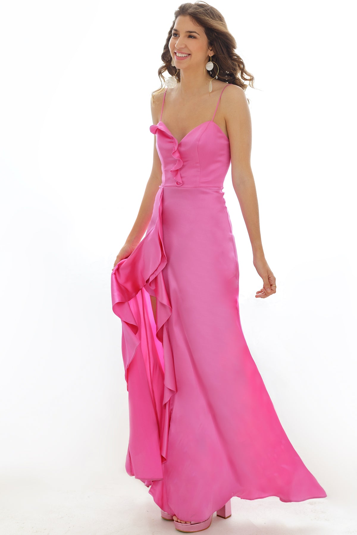 Vestido largo Le Piacentini en seda fucsia con escote pronunciado y tirantes finos ideal para galas y eventos de noche