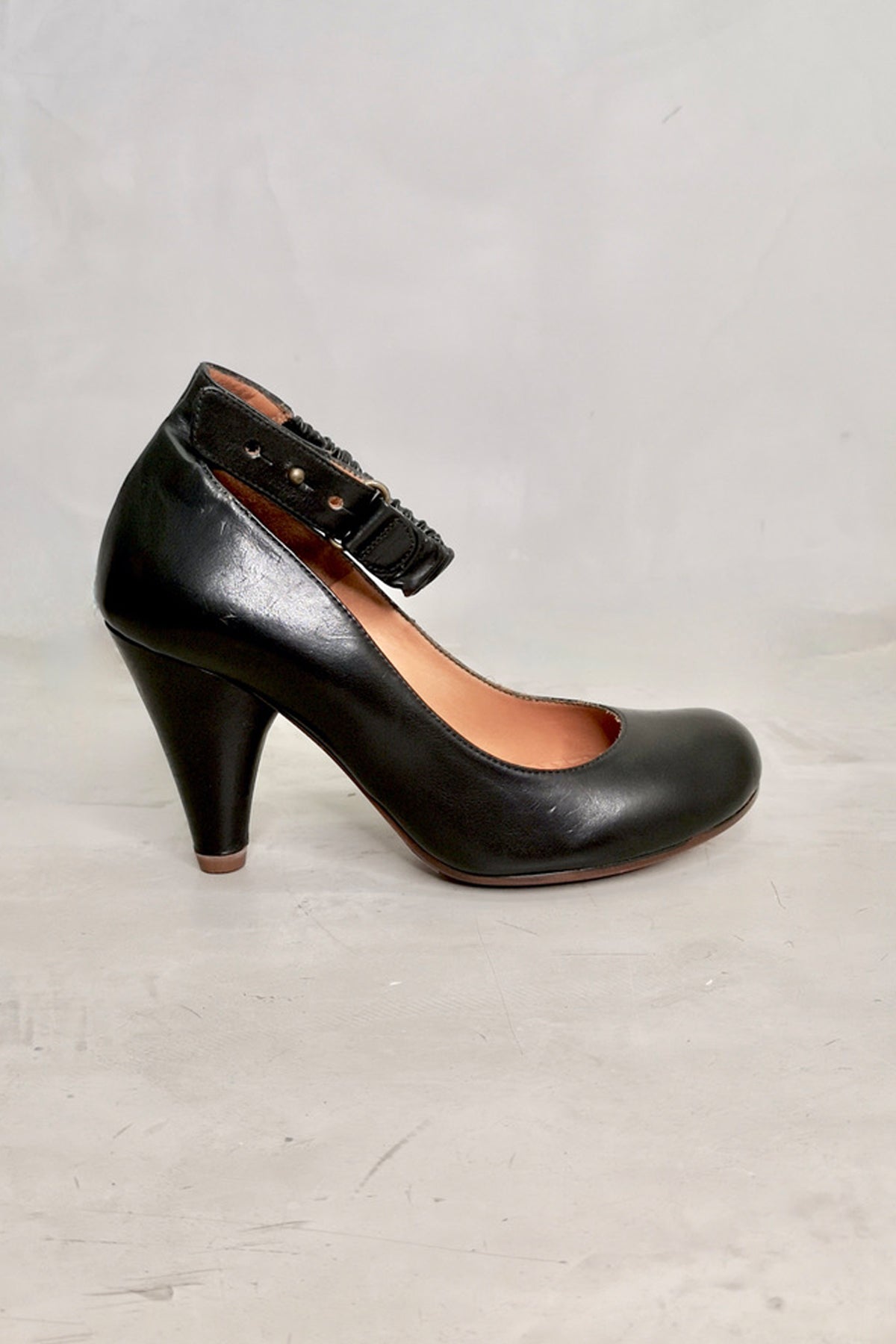 Vista lateral de los tacones Obelie de Chie Mihara en color negro, diseño italiano con correa al tobillo