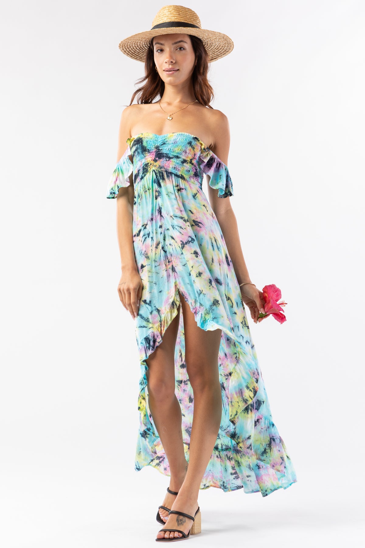 Modelo de frente con vestido maxi Tiare Hawaii Brooklyn en tonos rosa, amarillo y azul con caída vaporosa y diseño elegante