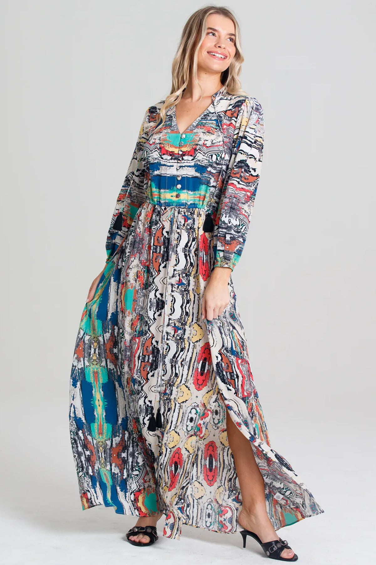 Modelo luciendo vestido Palm Beach de Moda Baronessa mostrando silueta fluida y estampado sobre fondo neutro