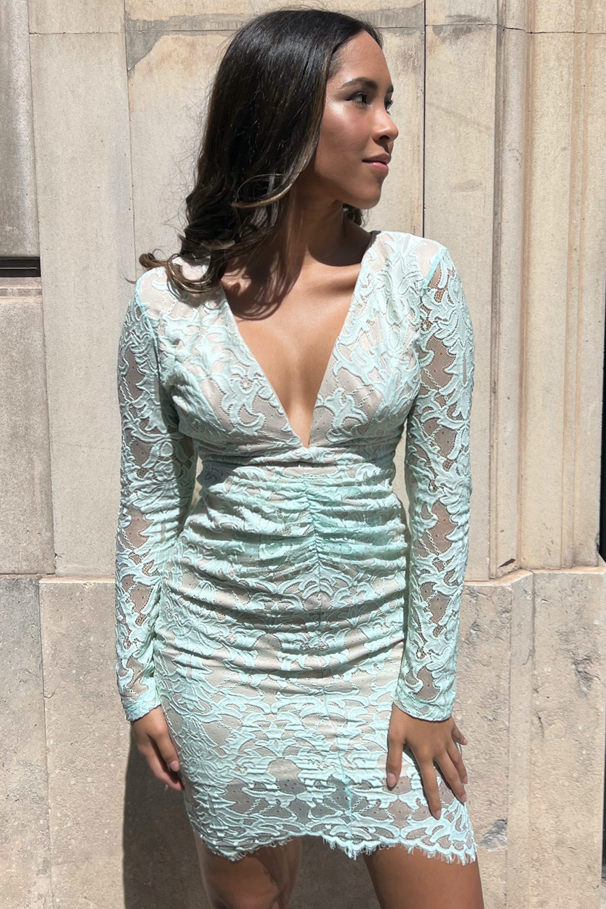 Detalle del borde del vestido midi en encaje verde menta Angel Biba resaltando el acabado fino y ondas en el bajo