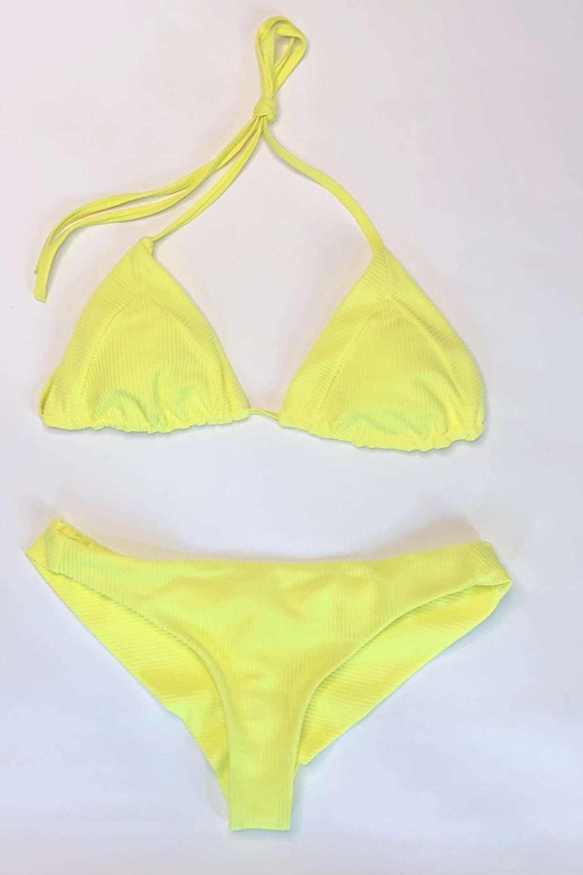 Bikini Frankies Sky Ribbed Lemonade visto de frente sobre fondo blanco, top bandeau y braguita amarilla con tejido acanalado premium