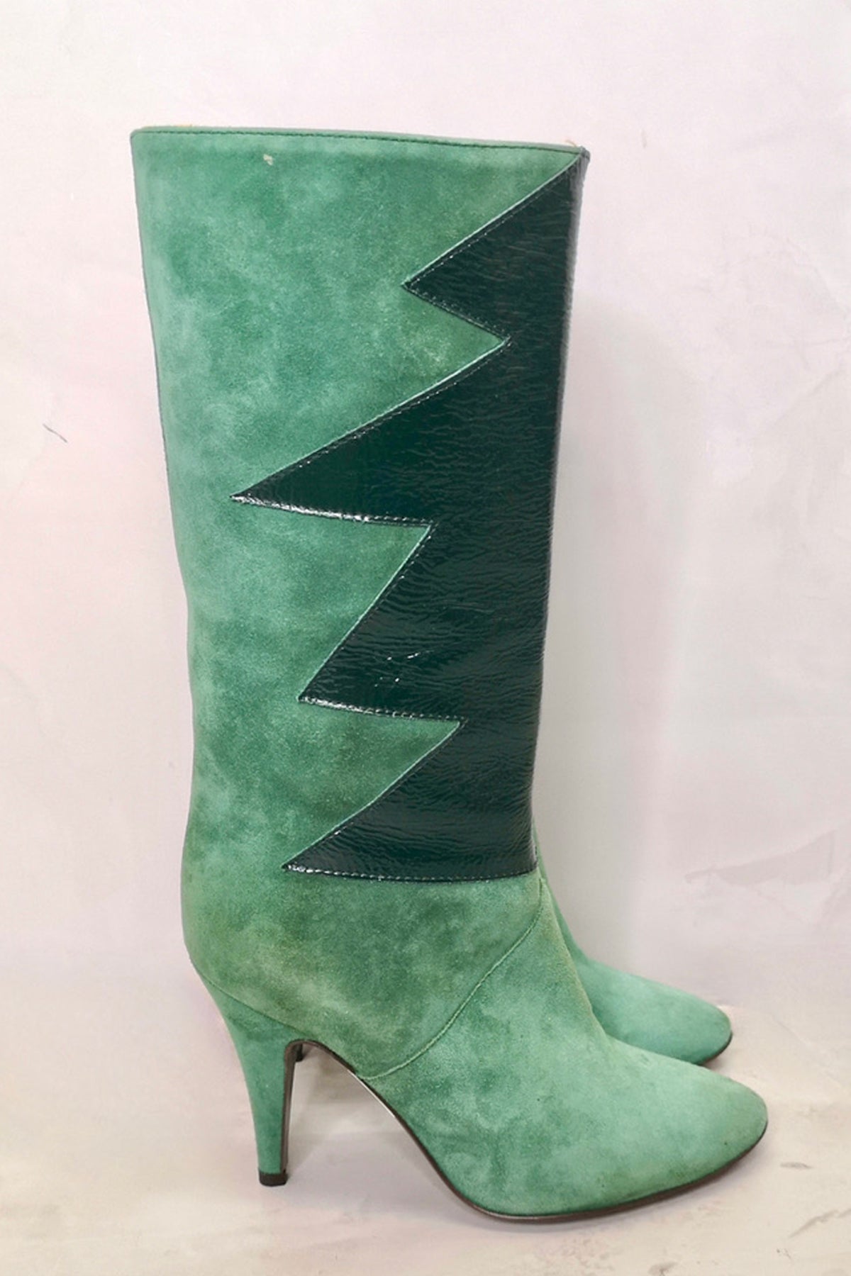 Vista lateral de las botas Hanya de ante camel con tacón medio y cierre lateral, perfectas para combinar con ropa casual y formal