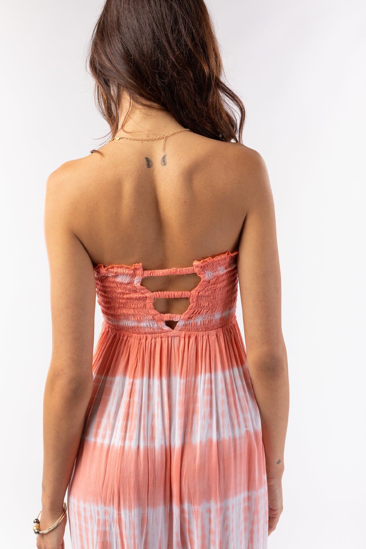 Primer plano de la parte superior trasera del vestido maxi Seaside de Tiare Hawaii mostrando cierre y detalles del estampado vibrante