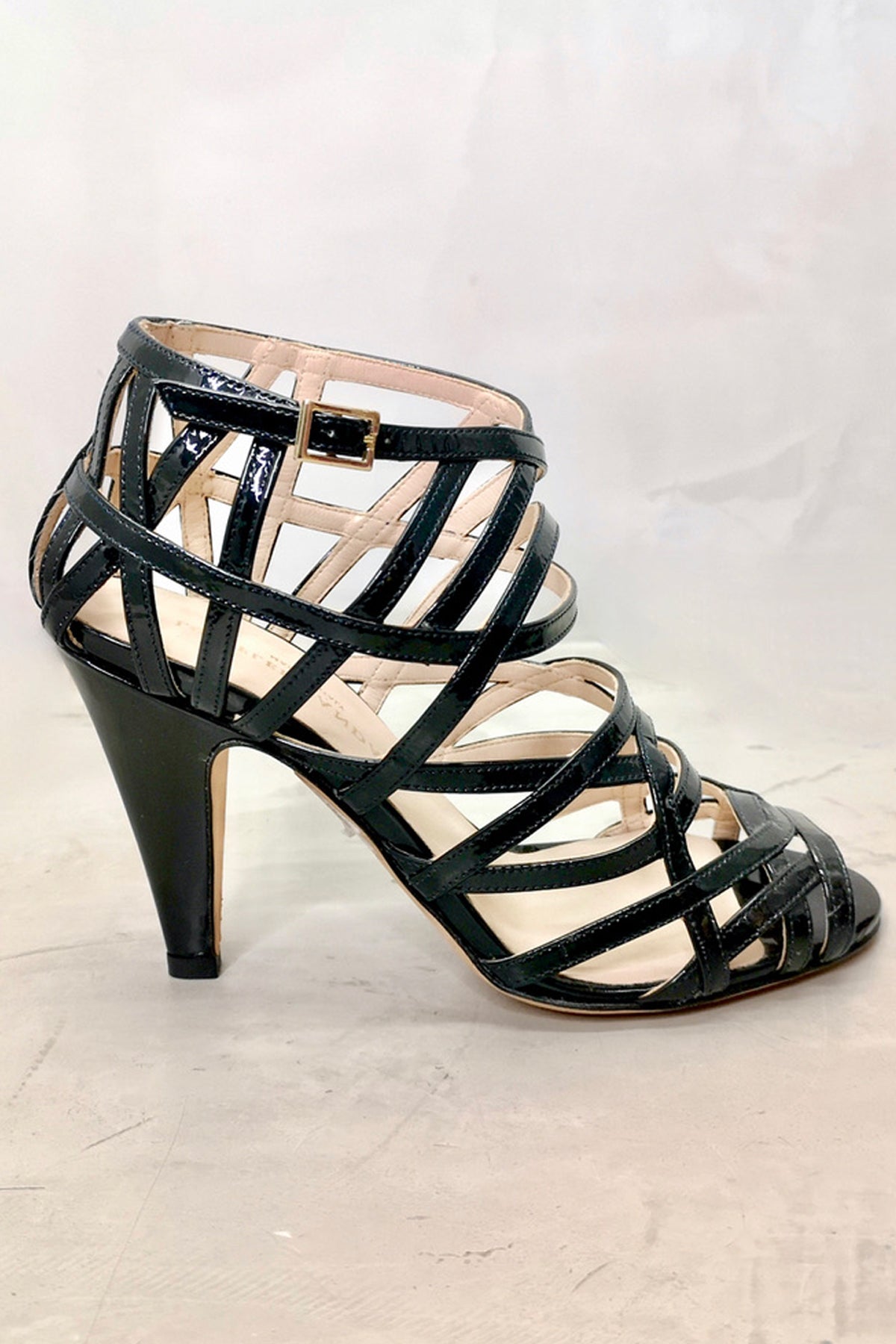 Primer plano lateral de las sandalias Loeffler Randall Adeline mostrando detalle de tiras cruzadas y acabado en piel nude