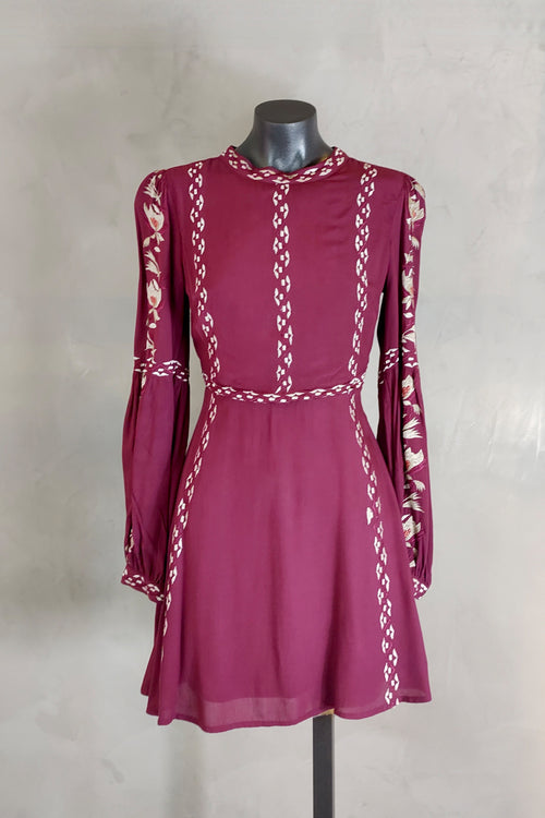 Vestido corto Rahi Cali Posy Sweetheart en maniquí mostrando el diseño de escote sweetheart y falda con vuelo elegante