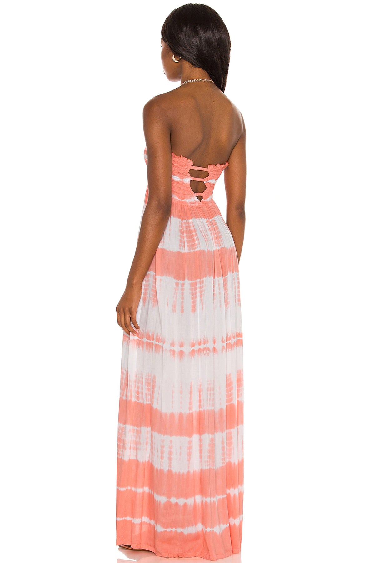 Modelo con vestido maxi Seaside de Tiare Hawaii posando de espaldas para destacar el diseño y caída del vestido