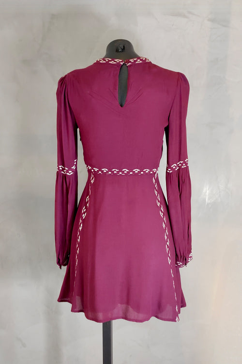 Vestido corto Rahi Cali Posy Sweetheart en maniquí visto desde atrás con detalle de cierre y corte ajustado