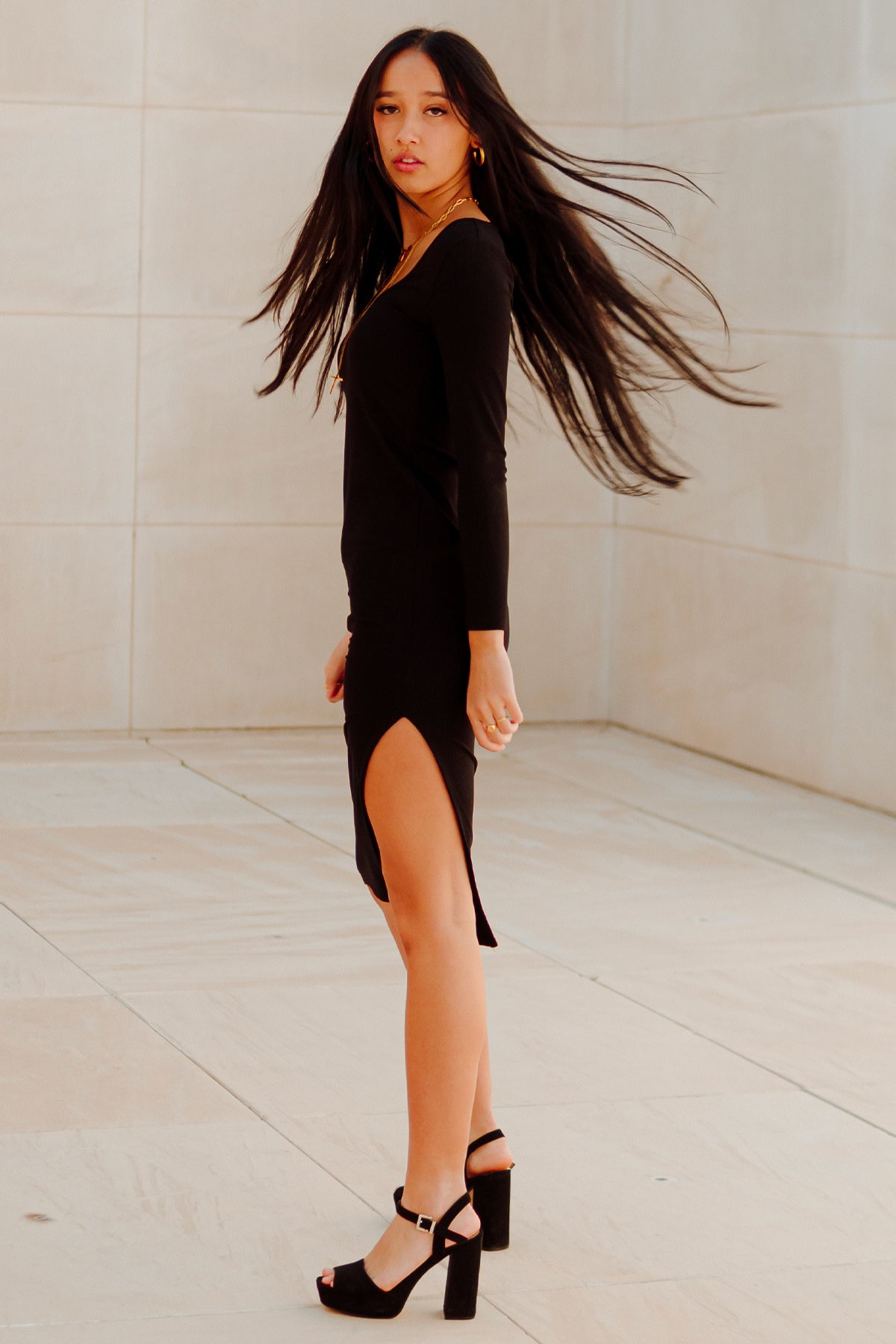 Vestido midi Ribbed de Vila en color Negro, manga larga y abertura en la parte lateral