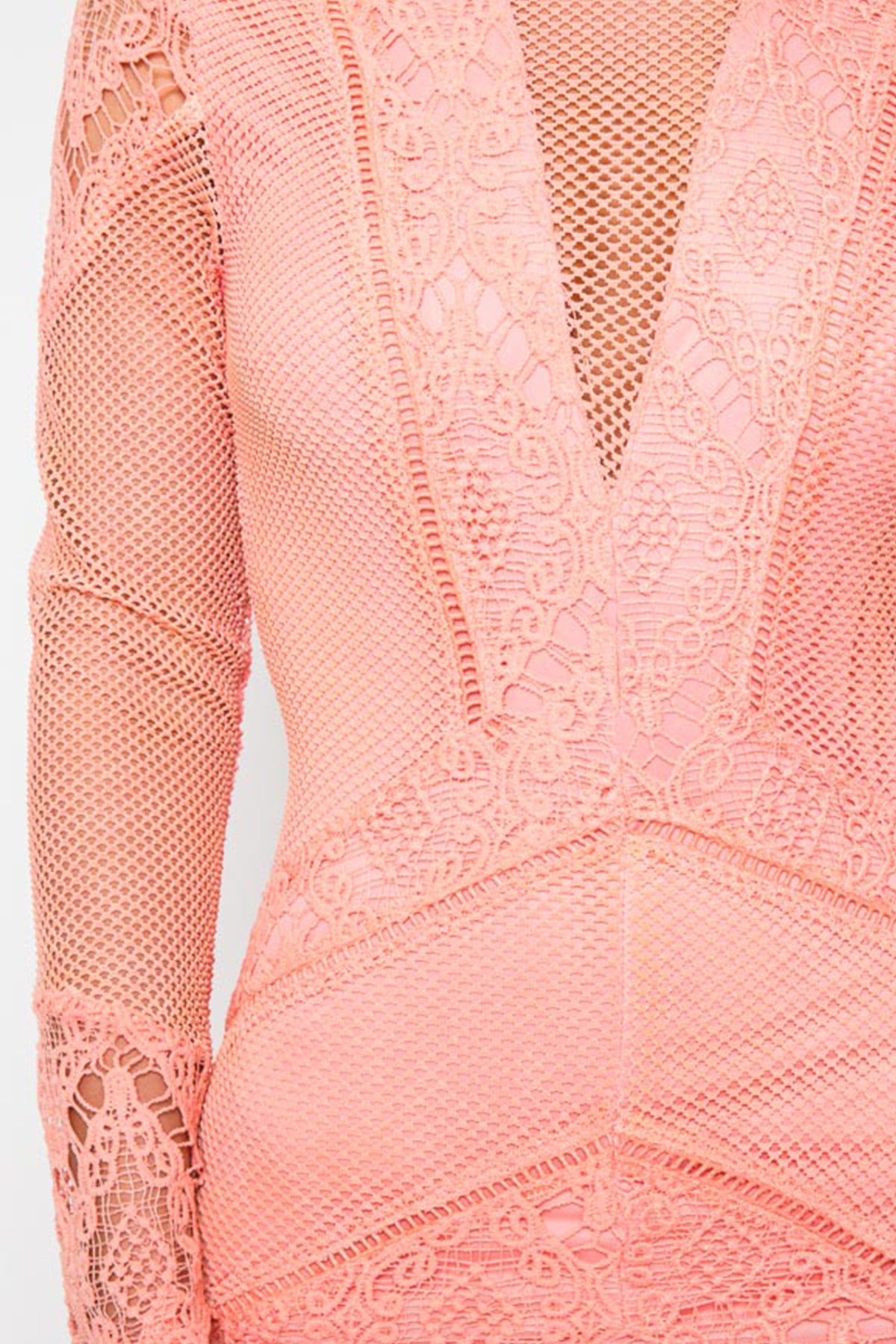 Detalle del tejido del vestido corto Angel Biba en color peach, destacando su textura suave y elegante