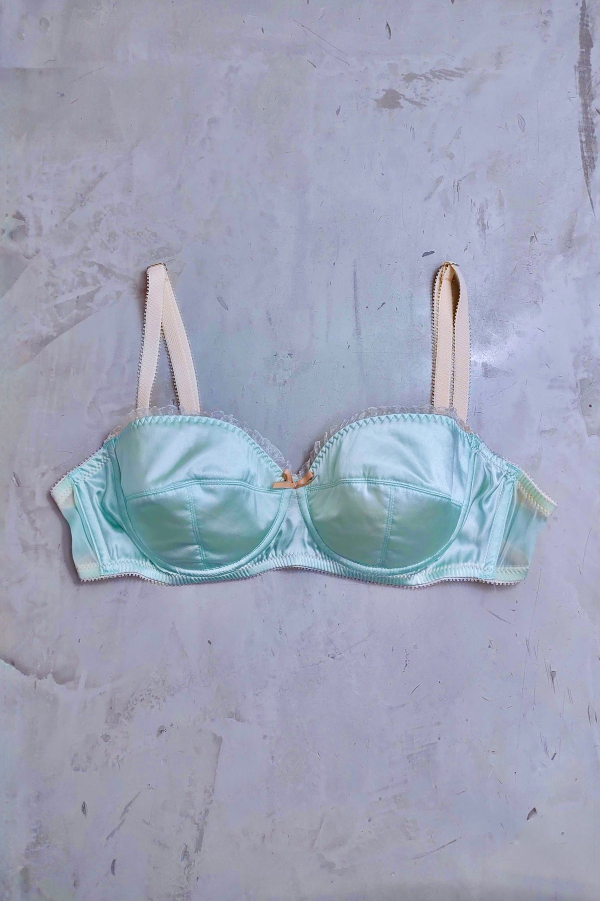 Vista frontal del bra Fifi Chachnil Onde Peach con tirantes ajustables y acabado refinado perfecto para uso diario cómodo