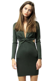 Plano frontal sobre fondo blanco de modelo con vestido corto Lioness destacando estilo femenino y corte moderno