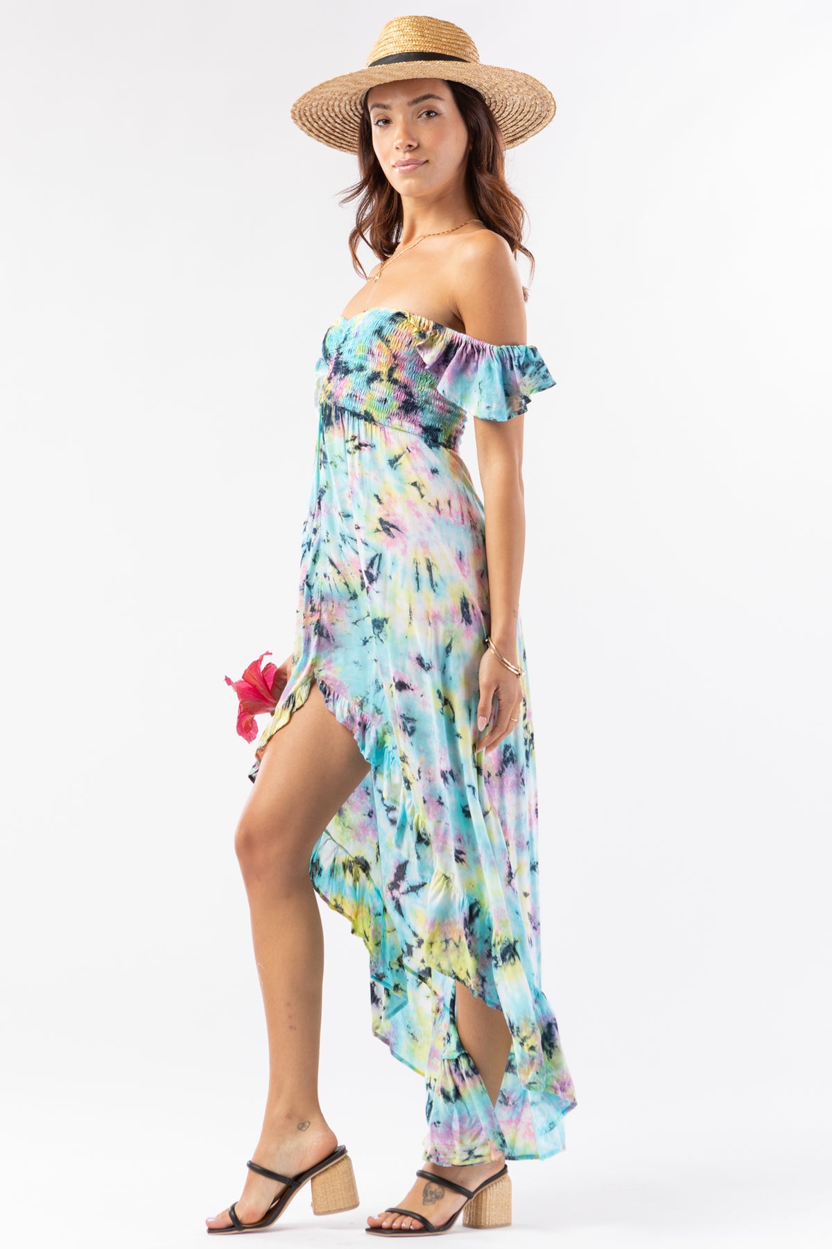 Modelo posando en vista lateral con vestido largo Tiare Hawaii Brooklyn en estampado rosa, amarillo y azul para un look fresco