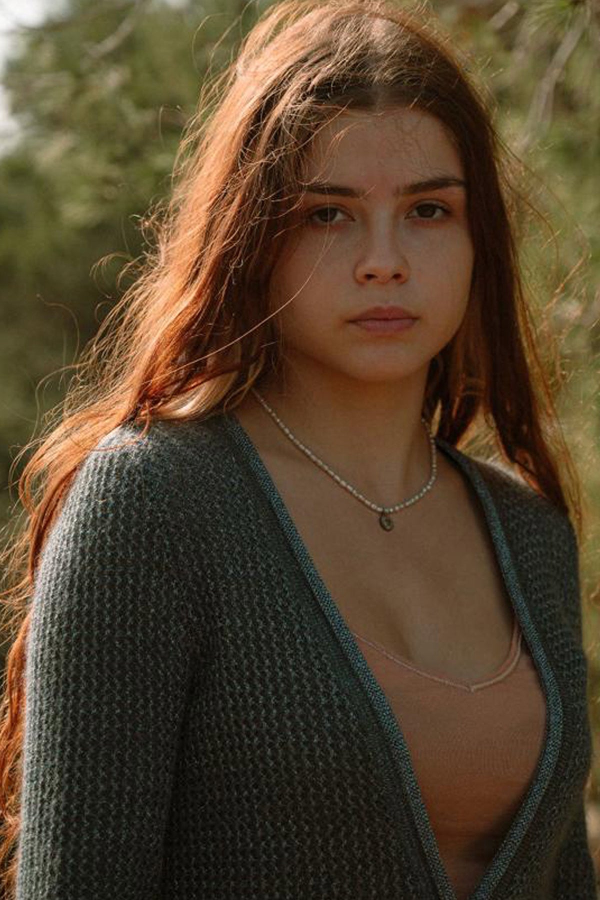 Modelo luciendo el cárdigan Missoni Nicoletta en gris con escote en V y manga larga, mostrando el ajuste fluido y elegante de la prenda