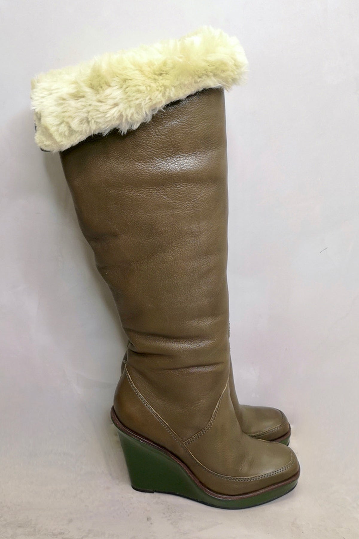 Vista lateral de las botas Altitude de Michael Kors con suela robusta y detalles metálicos para un look urbano y actual