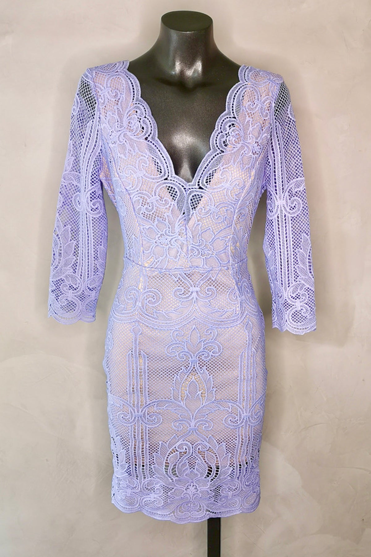 Vestido midi V Neck Lace Angel Biba color lavanda en maniquí sobre fondo blanco, mostrando escote en V y encaje floral