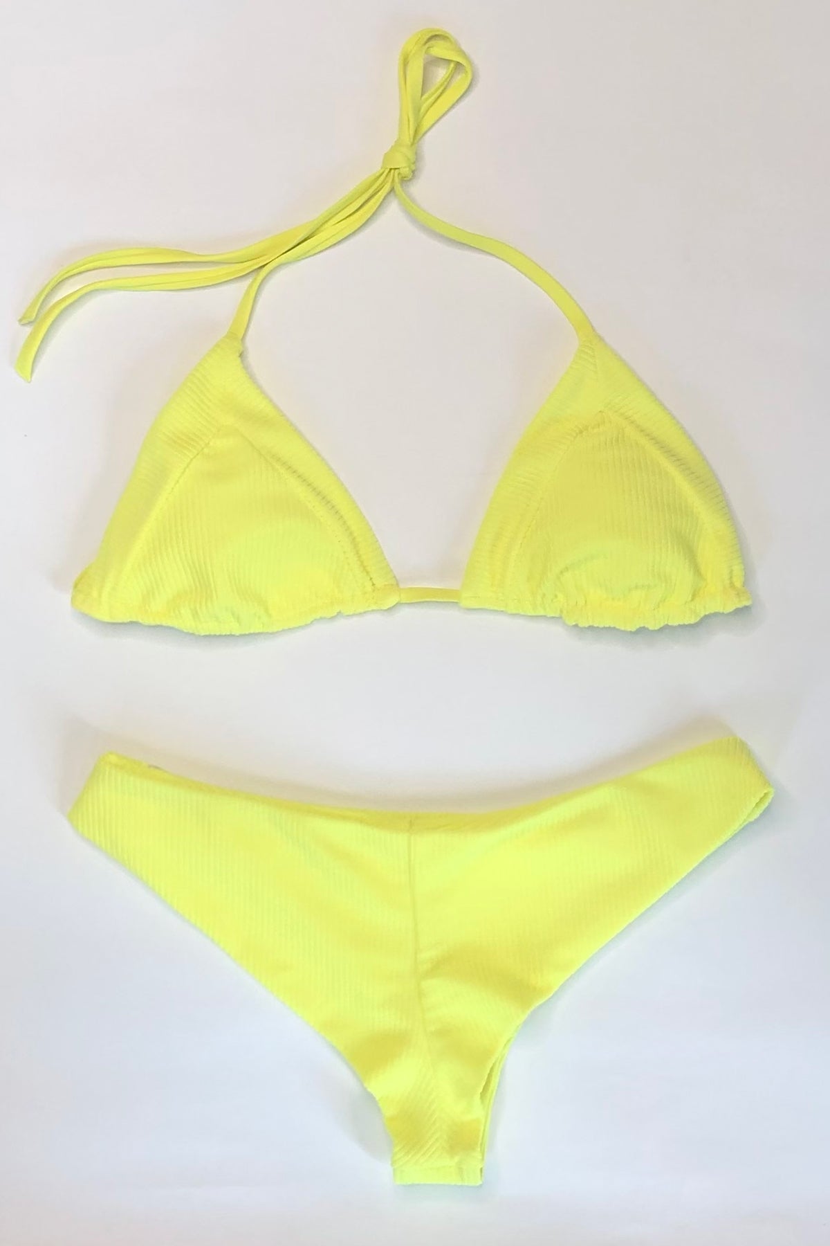 Vista trasera del bikini Frankies Sky Ribbed Lemonade sobre fondo blanco, tirantes cruzados y braguita con corte alto para mejor ajuste