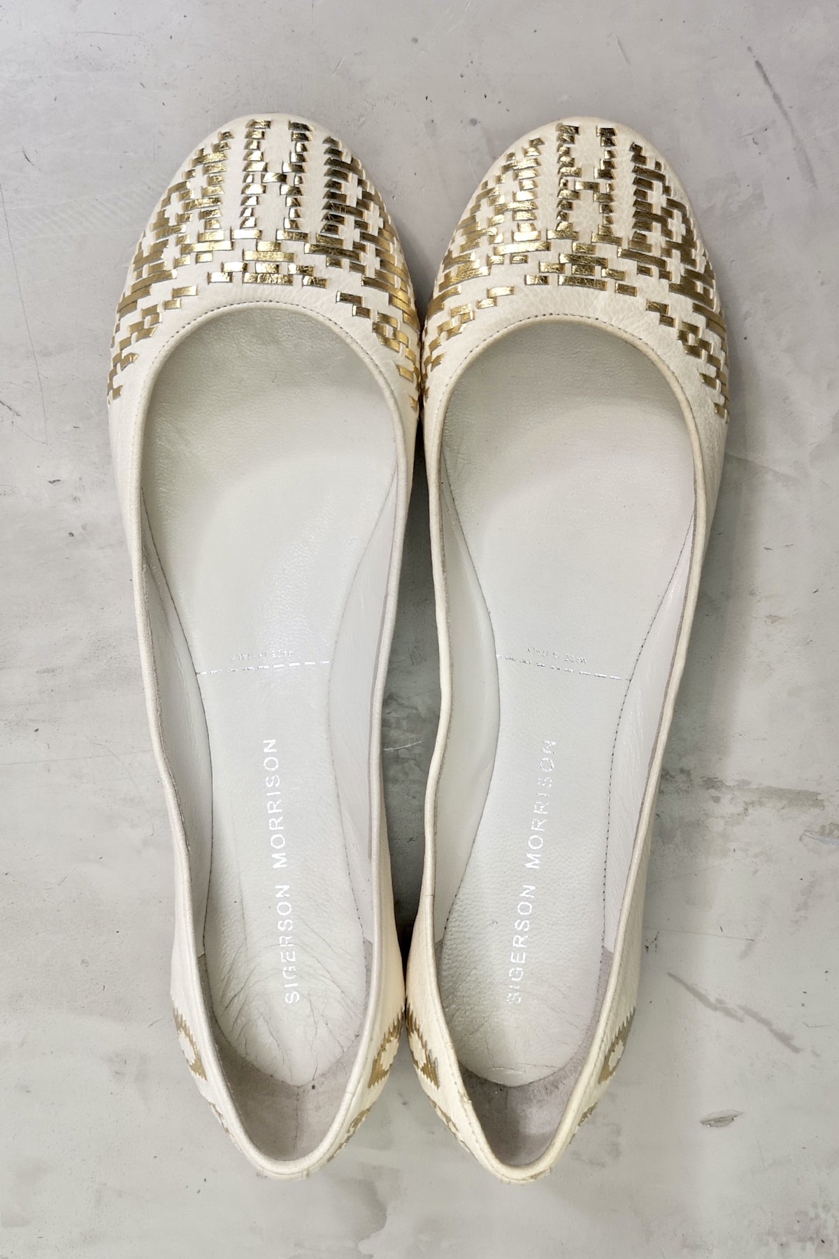 Bailarina blanca con bordado dorado, estilo clásico y sofisticado de Sigerson Morrison