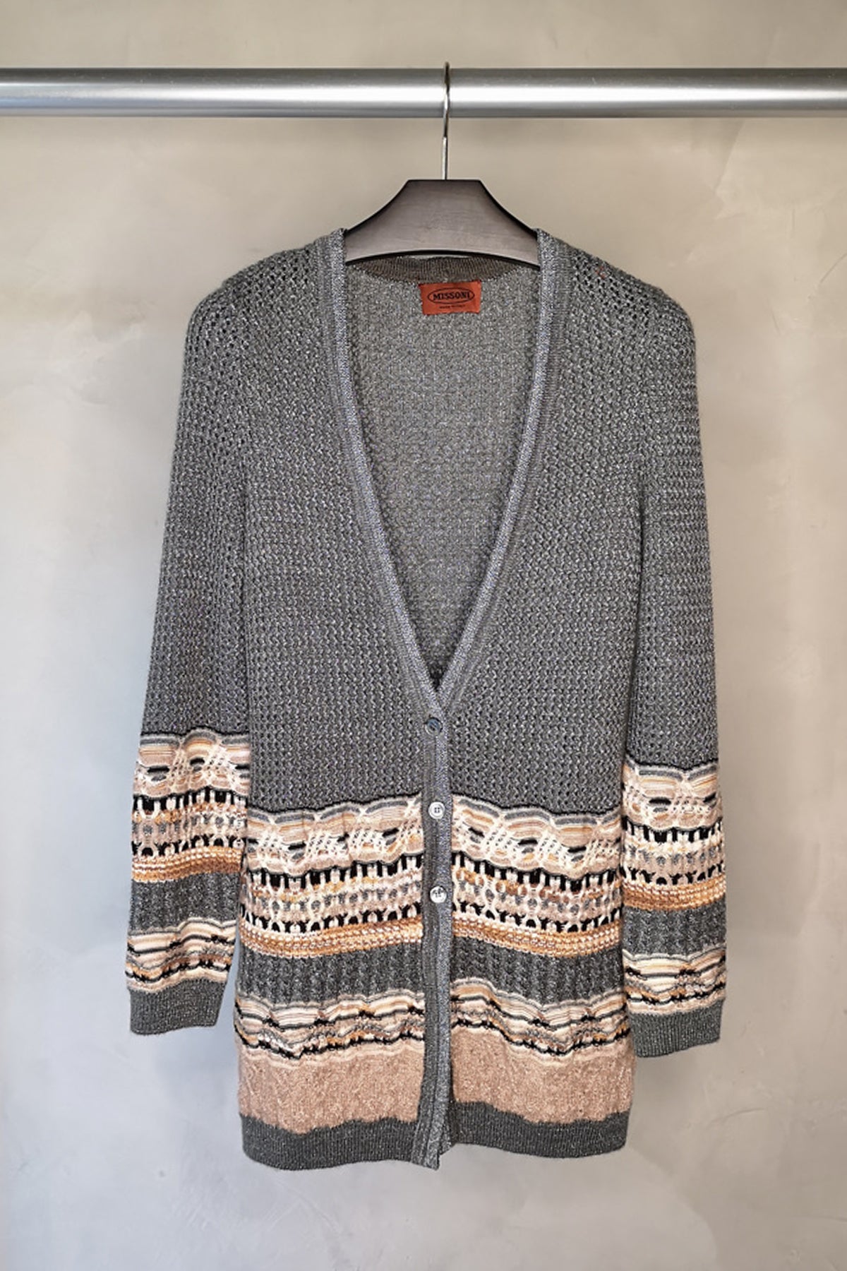 Vista completa del cárdigan Missoni Nicoletta en gris, ideal para combinar con looks urbanos y sofisticados