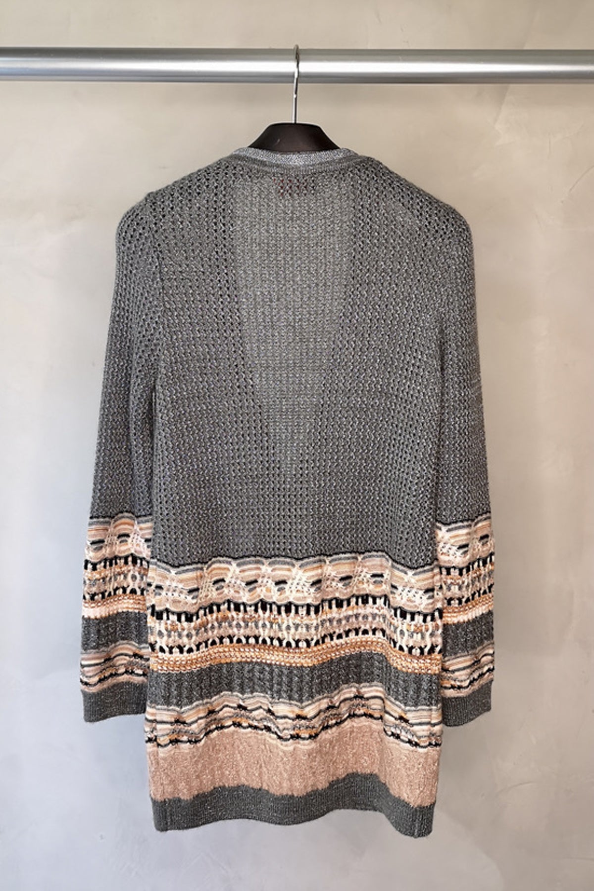 Vista trasera del cárdigan Missoni Nicoletta, destacando el diseño sin costuras visibles y el ajuste fluido