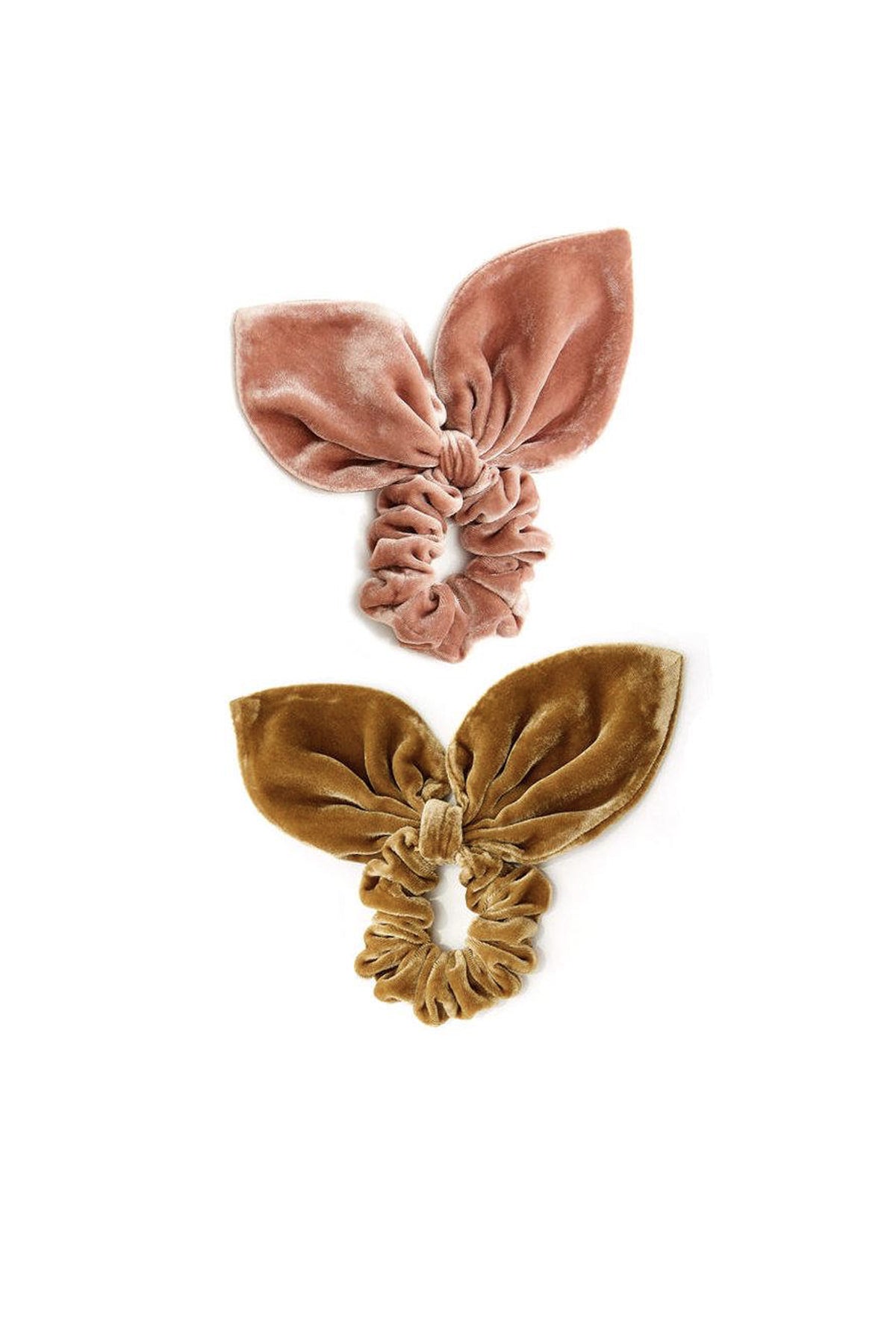 Imagen con scrunchies LoveShackFancy marrón y rosa sobre fondo blanco, elegante y suave