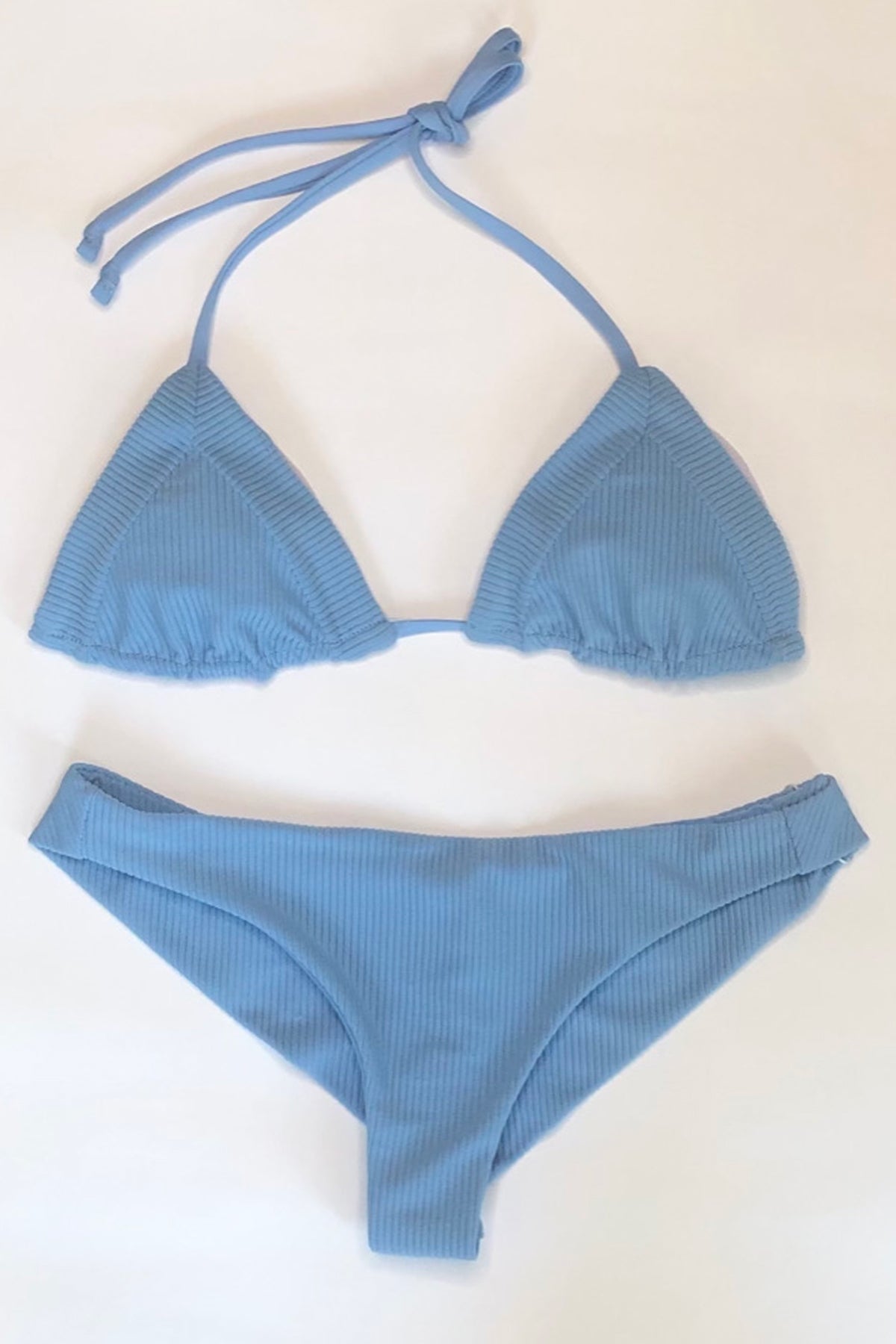 Bikini Frankies Sky Ribbed Chambray visto de frente sobre fondo blanco, estilo bandeau con tirantes ajustables para mejor sujeción