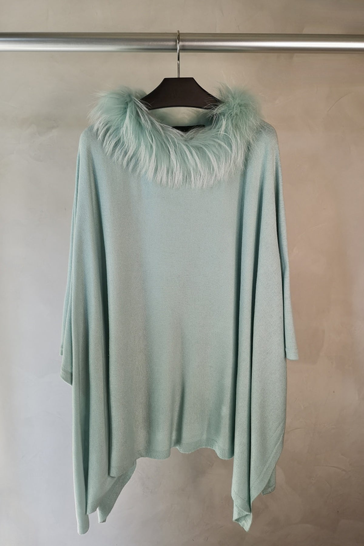 Elegante poncho oversize Linda Richards en turquesa, tejido suave con detalle de cuello de piel de zorro ideal para invierno