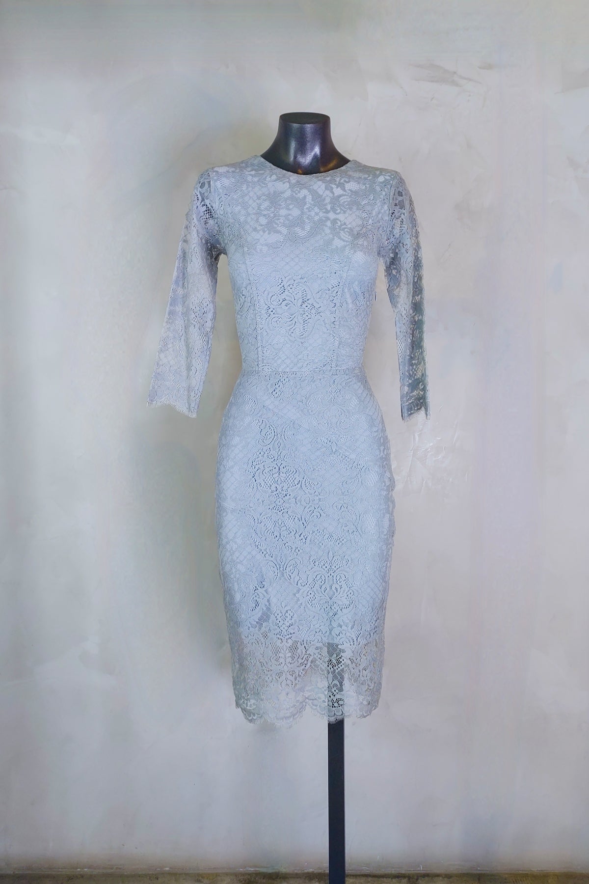 Vestido For Love & Lemons Pot Pourri Lace en maniquí sobre fondo blanco, mostrando silueta midi, mangas largas y encaje transparente