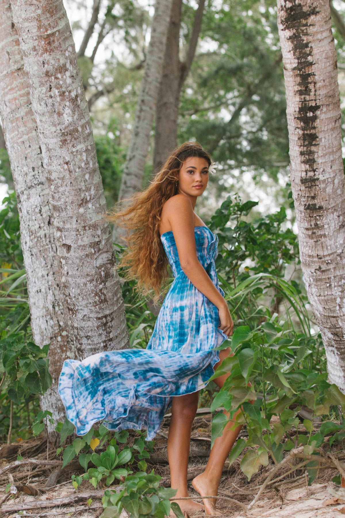 Vista lateral del Flynn maxi mostrando silueta cruzada y estampado degradado elegantemente fluido