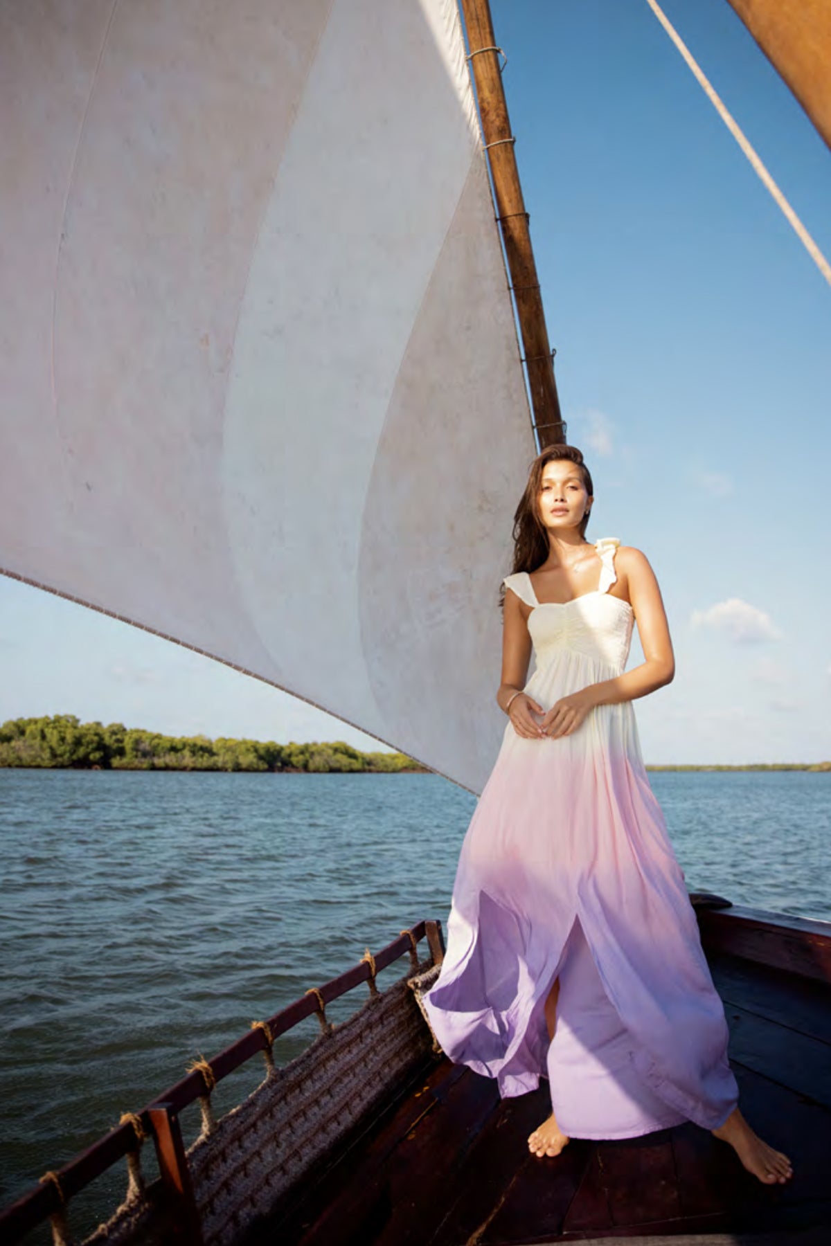 Vestido maxi Hollie escote strapless degradado pastel amarillo melocotón lavanda con falda cruzada elegante