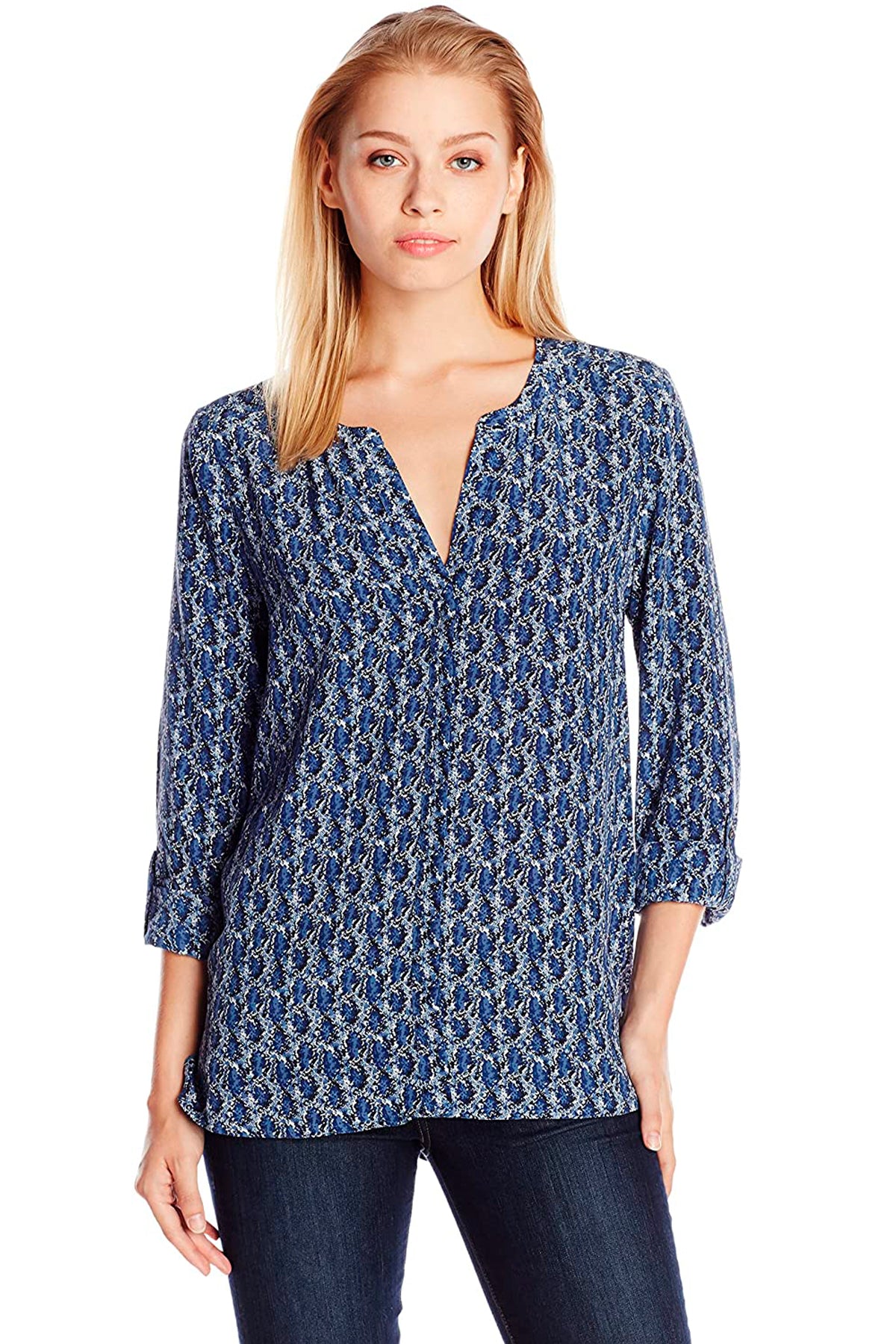 Modelo en vista frontal con blusa Joie Audrick en tono Deep Sapphire, estampado geométrico y seda lavada, ideal para looks elegantes cotidianos