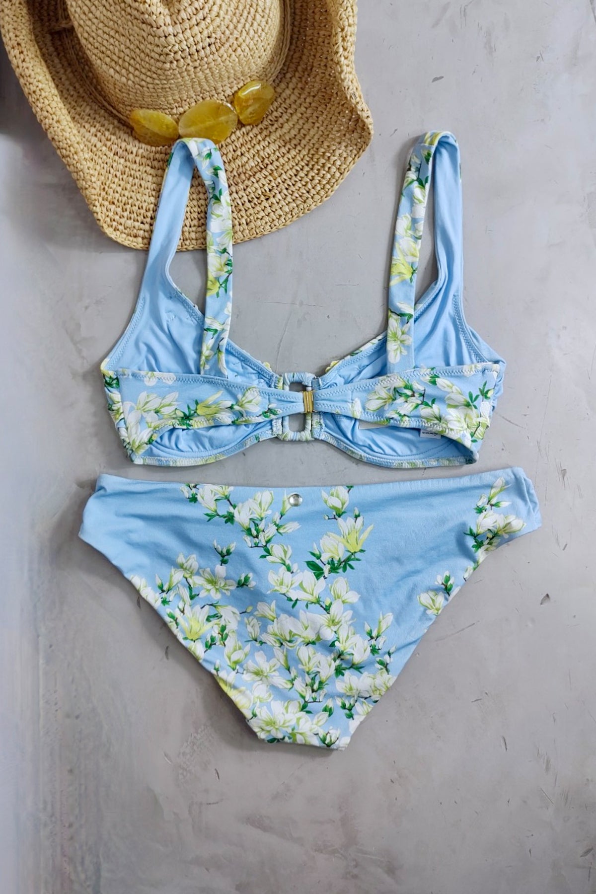 Vista trasera del bikini Raffaela D'Angelo Sky Blue con tirantes ajustables y diseño cómodo que realza la silueta femenina