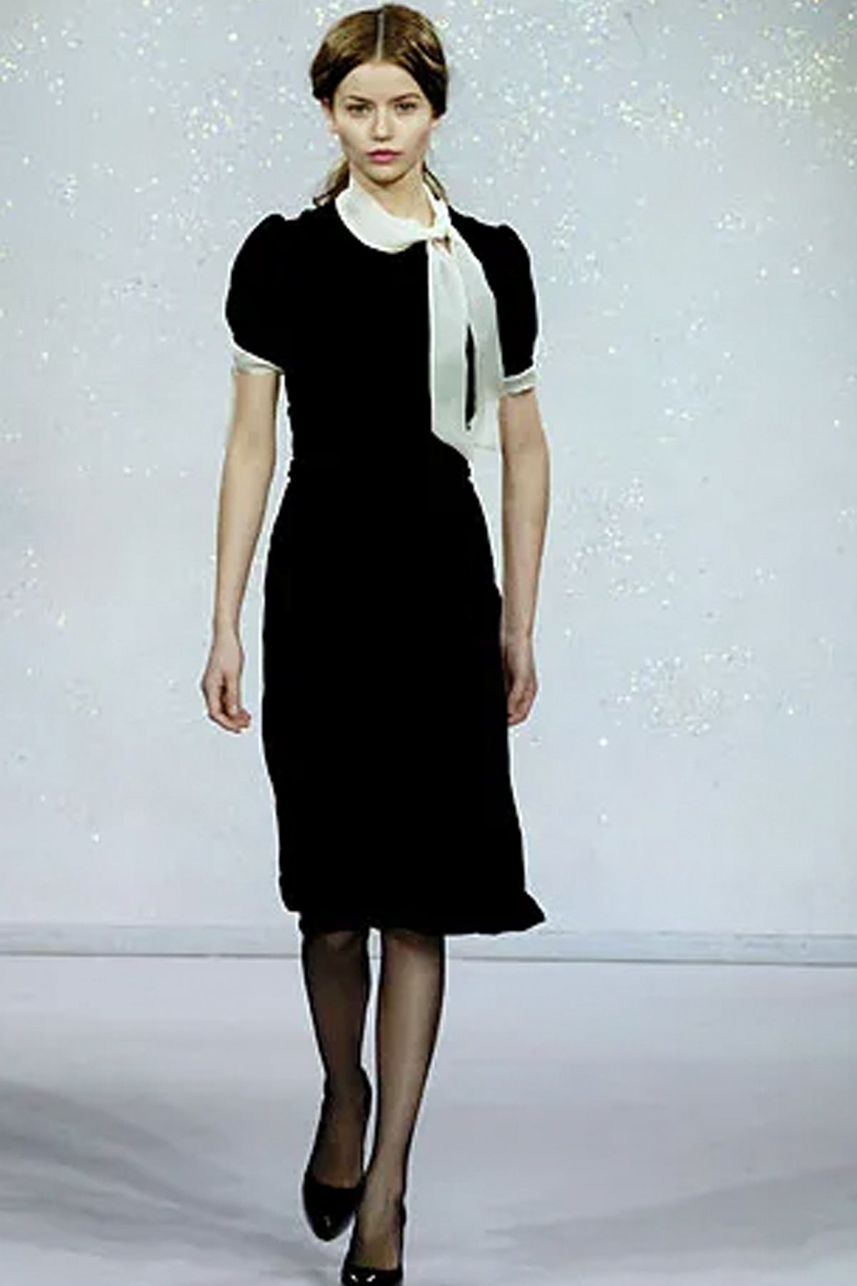 Modelo posando con vestido midi de terciopelo Luisa Beccaria color burdeos, mostrando caída fluida y detalles en la cintura