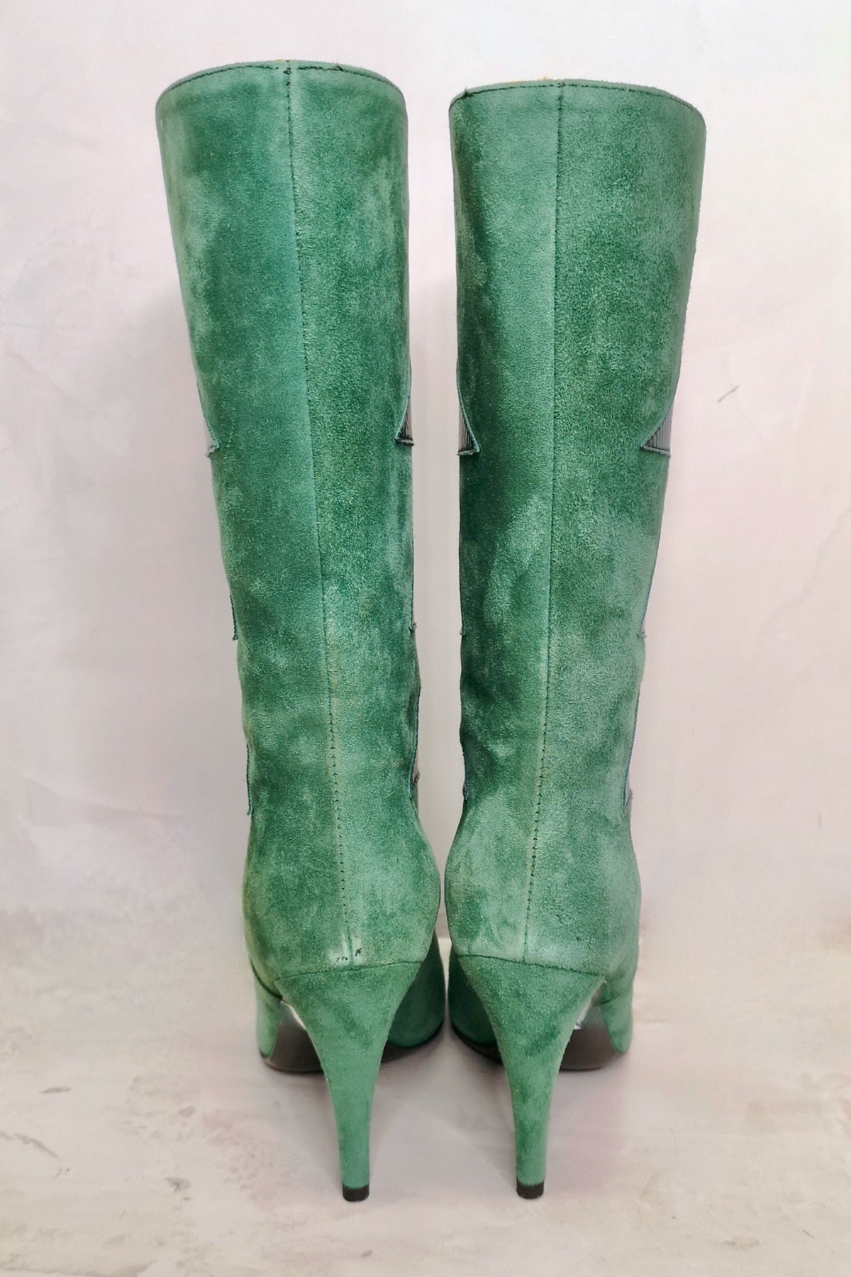 Vista trasera de las botas Boccaccini Hanya en ante camel, mostrando el diseño cuidado y el tacón cómodo para uso diario