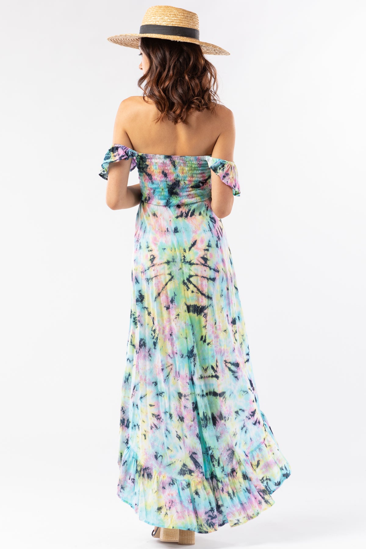 Modelo de espaldas con vestido maxi Tiare Hawaii Brooklyn en tonos pastel rosa, amarillo y azul con diseño fluido ideal para verano