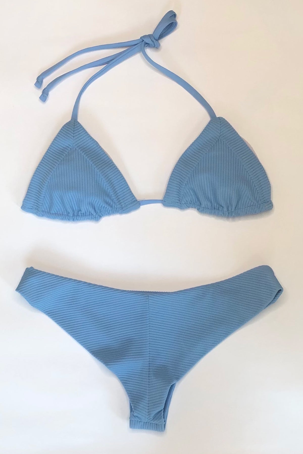 Vista trasera del bikini Frankies Sky Ribbed Chambray sobre fondo blanco, tirantes cruzados y braguita de corte alto con textura
