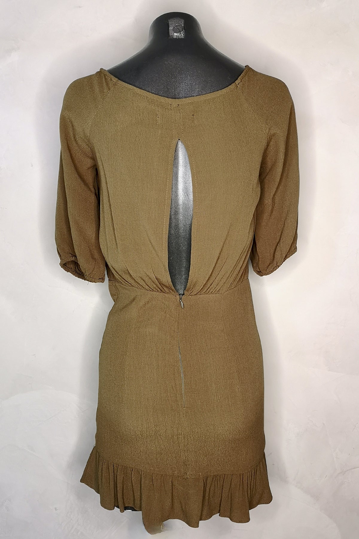 Maniquí de espaldas luciendo el vestido Flynn Skye Kristina con tirantes finos y caída suave, ideal para días cálidos